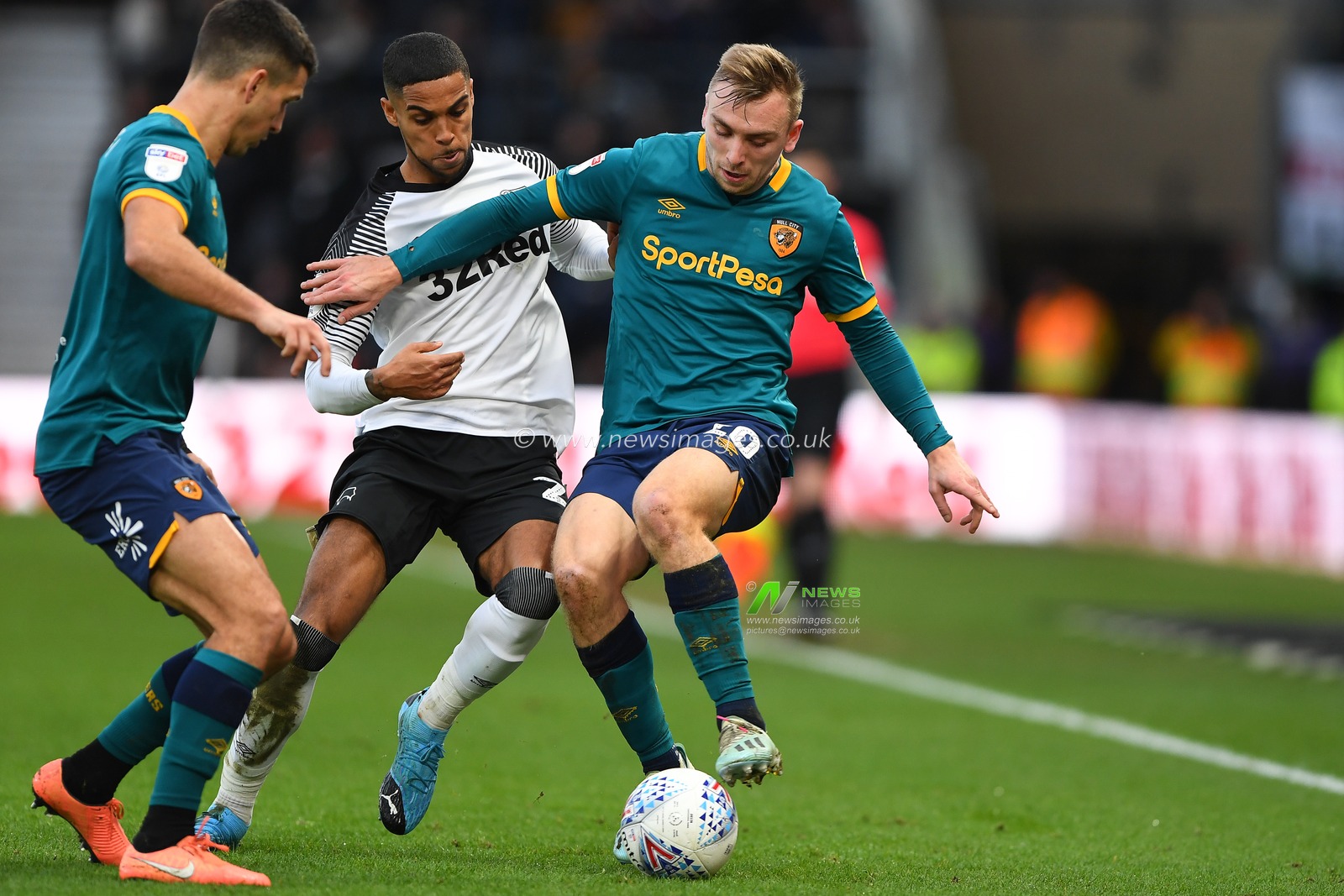18th January 2020, Pride Park Stadium, Derby, England; Sky Bet Championship, Derby County v Hull City : Jarrod Bowen (20) of Hull City battles with Max Lowe (25) of Derby County 

Credit: Jon Hobley/News Images