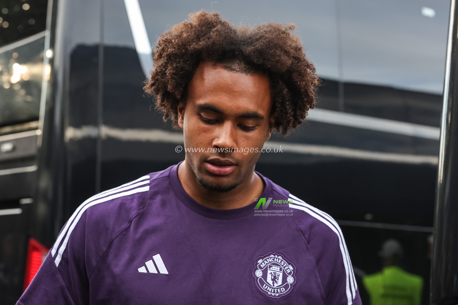 Joshua Zirkzee of Manchester United arrives during the Carabao Cup match Grimsby Town vs Manchester United at Blundell Park, Cleethorpes, United Kingdom, 27th August 2025

(Photo by Mark Cosgrove/News Images)