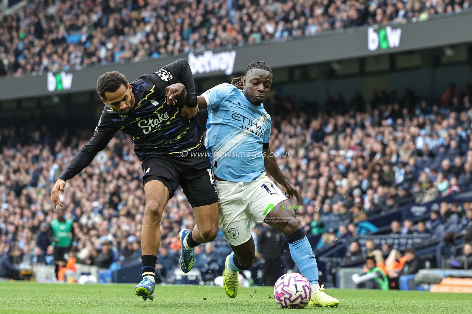 Jeremy Doku of Manchester City holds off Iliman Ndiaye of Everton during the Premier League match Manchester City vs Everton at Etihad Stadium, Manchester, United Kingdom, 18th October 2025

(Photo by Mark Cosgrove/News Images)