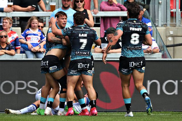 Leigh celebrate the try scored by David Armstrong of Leigh Leopards during the Betfred Super League Round 14 match Wakefield Trinity vs Leigh Leopards at DIY Kitchens Stadium, Wakefield, United Kingdom, 15th June 2025

(Photo by Sam Eaden/News Images)