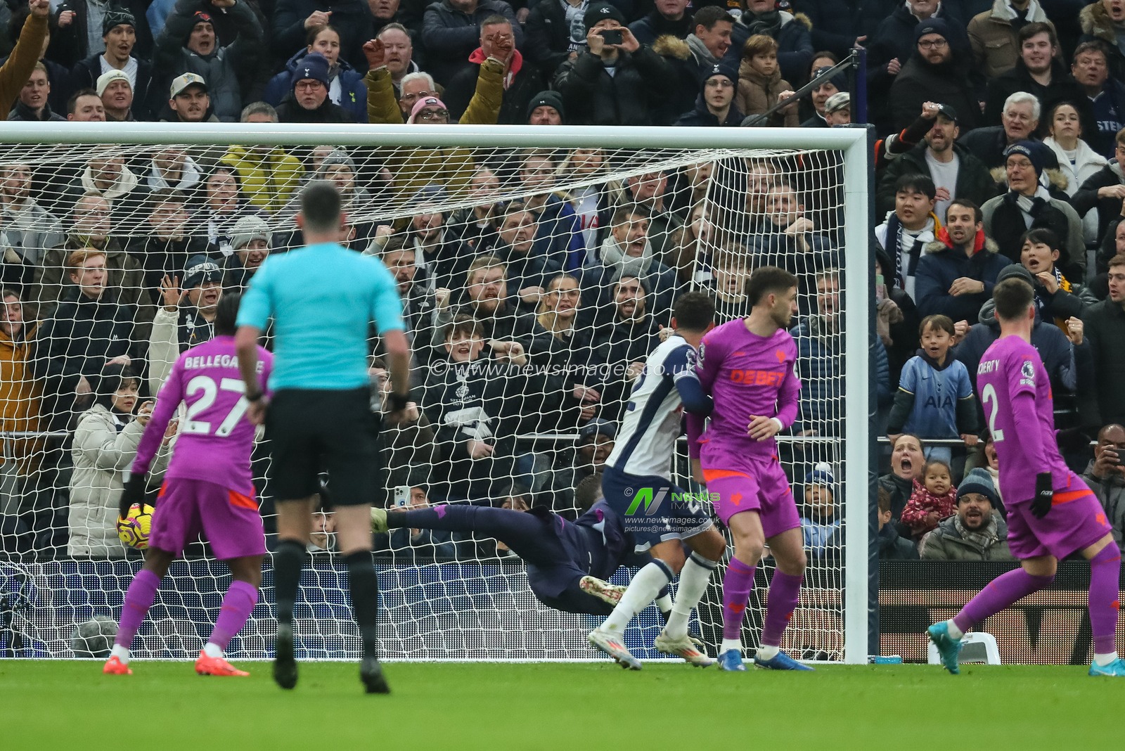 Rodrigo Bentancur of Tottenham Hotspur scores to make it 1-1 during the Premier League match Tottenham Hotspur vs Wolverhampton Wanderers at Tottenham Hotspur Stadium, London, United Kingdom, 29th December 2024

(Photo by Izzy Poles/News Images)