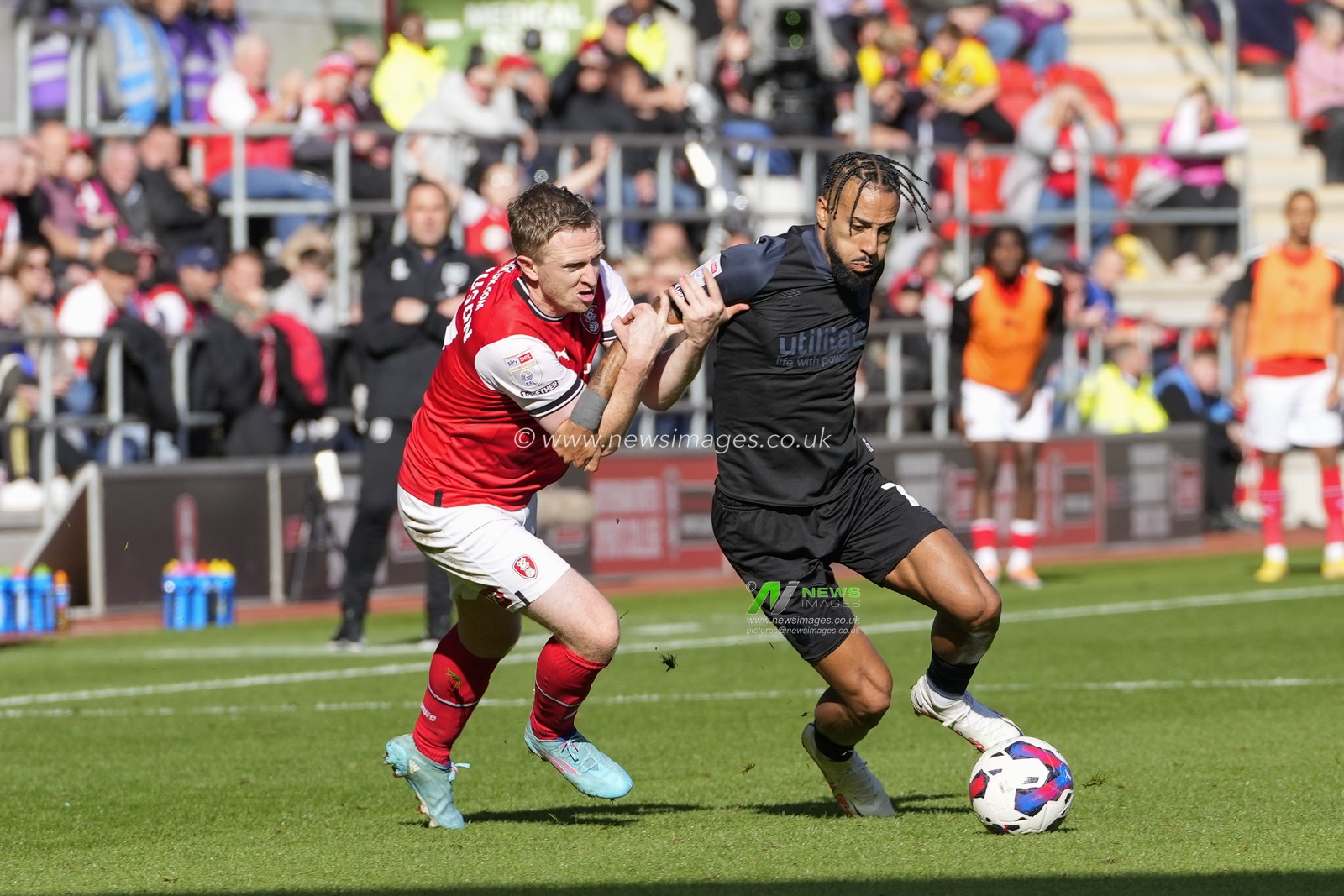 Sorba Thomas #7 of Huddersfield Town is held by Shane Ferguson #17 of Rotherham United during the Sky Bet Championship match Rotherham United vs Huddersfield Town at AESSEAL New York Stadium, Rotherham, United Kingdom, 15th October 2022

(Photo by Steve Flynn/News Images)