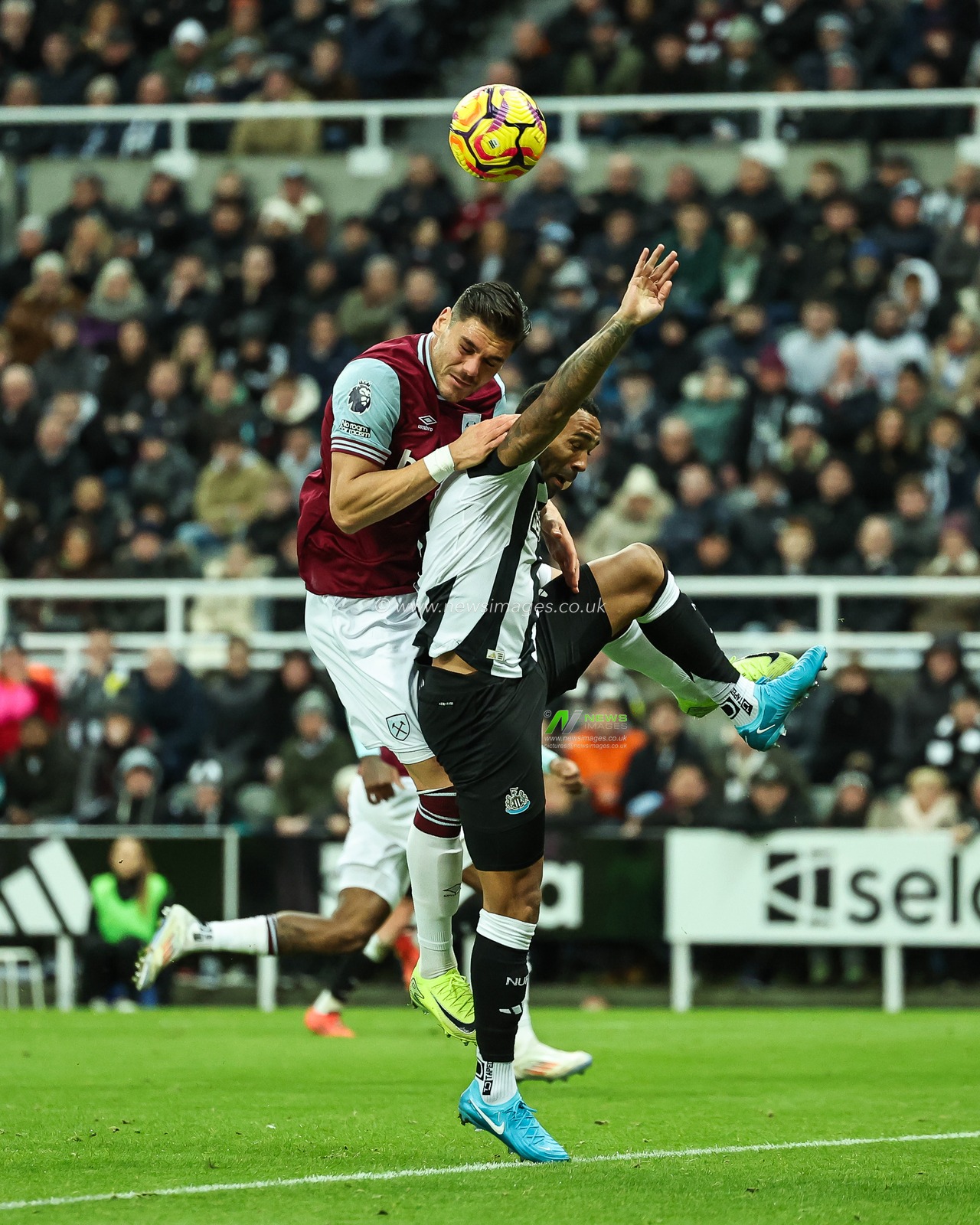 Konstantinos Mavropanos of West Ham United and Callum Wilson of Newcastle United battles for the ball during the Premier League match Newcastle United vs West Ham United at St. James's Park, Newcastle, United Kingdom, 25th November 2024

(Photo by Mark Cosgrove/News Images)