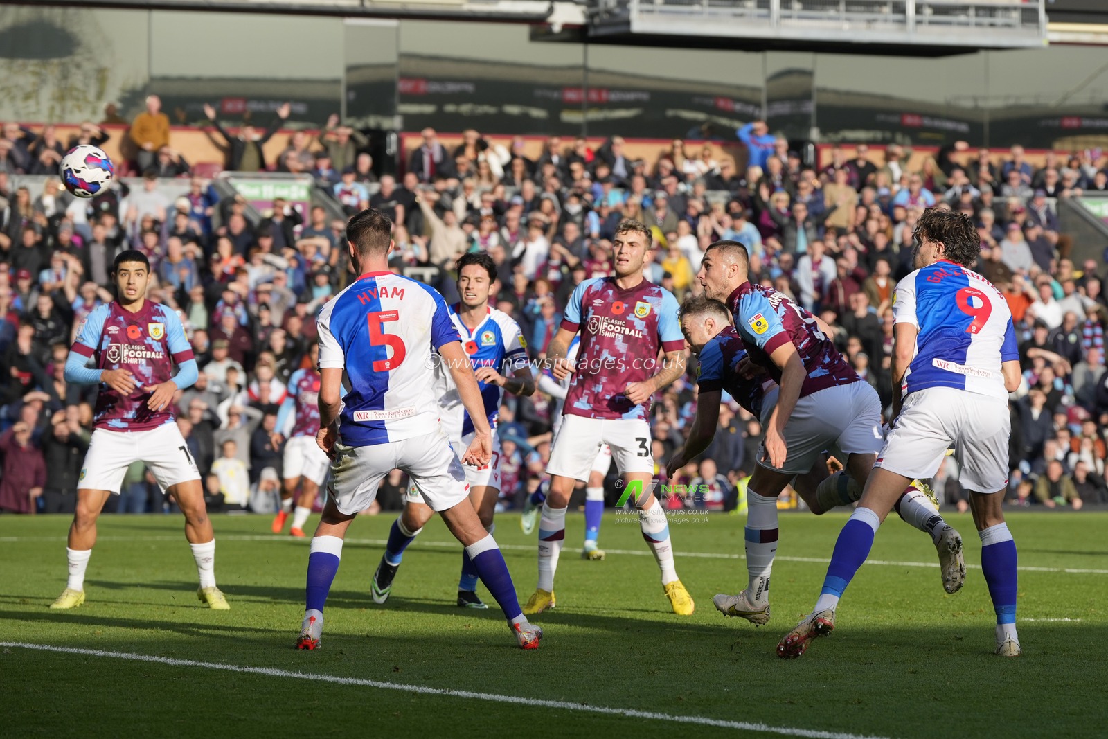 Taylor Harwood Bellis #5 of Burnley heads gooalward during the Sky Bet Championship match Burnley vs Blackburn Rovers at Turf Moor, Burnley, United Kingdom, 13th November 2022

(Photo by Steve Flynn/News Images)