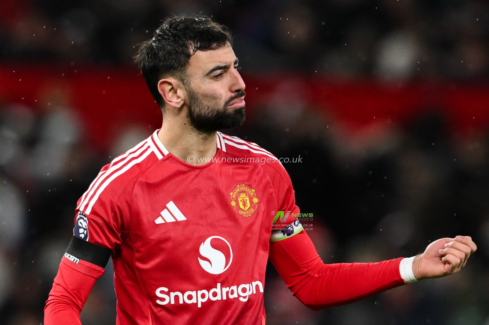 Bruno Fernandes of Manchester United gives his teammates instructions during the Premier League match Manchester United vs Nottingham Forest at Old Trafford, Manchester, United Kingdom, 7th December 2024

(Photo by Craig Thomas/News Images)