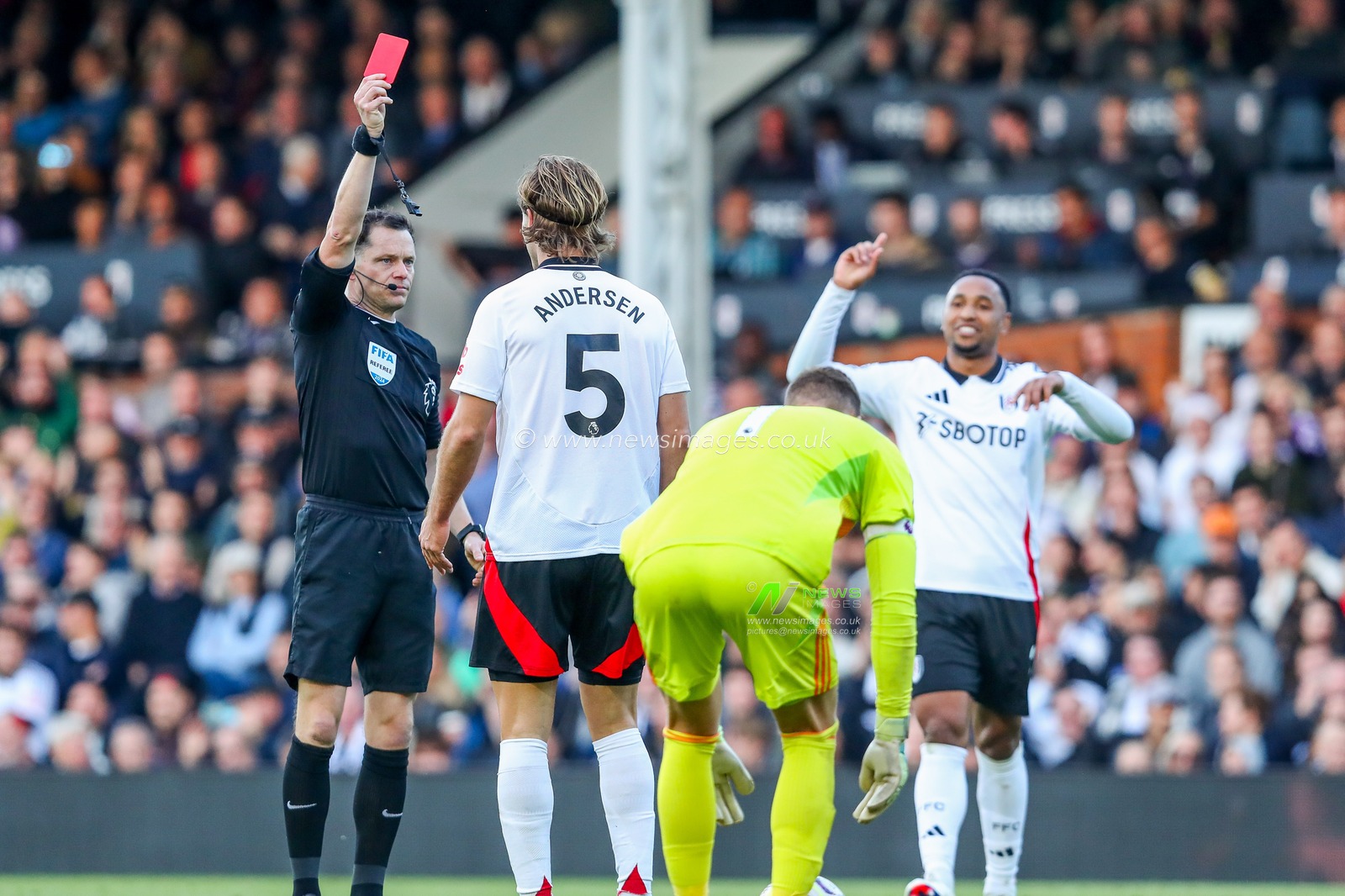Joachim Andersen of Fulham receives a red card during the Premier League match Fulham vs Aston Villa at Craven Cottage, London, United Kingdom, 19th October 2024

(Photo by Izzy Poles/News Images)