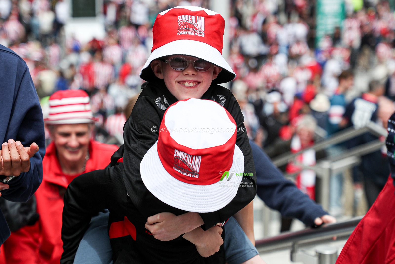 Young Sunderland fan on shoulders arrivng at stadium ahead of the Sky Bet Championship Playoff Final match Sheffield United vs Sunderland at Wembley Stadium, London, United Kingdom, 24th May 2025

(Photo by Izzy Poles/News Images)
