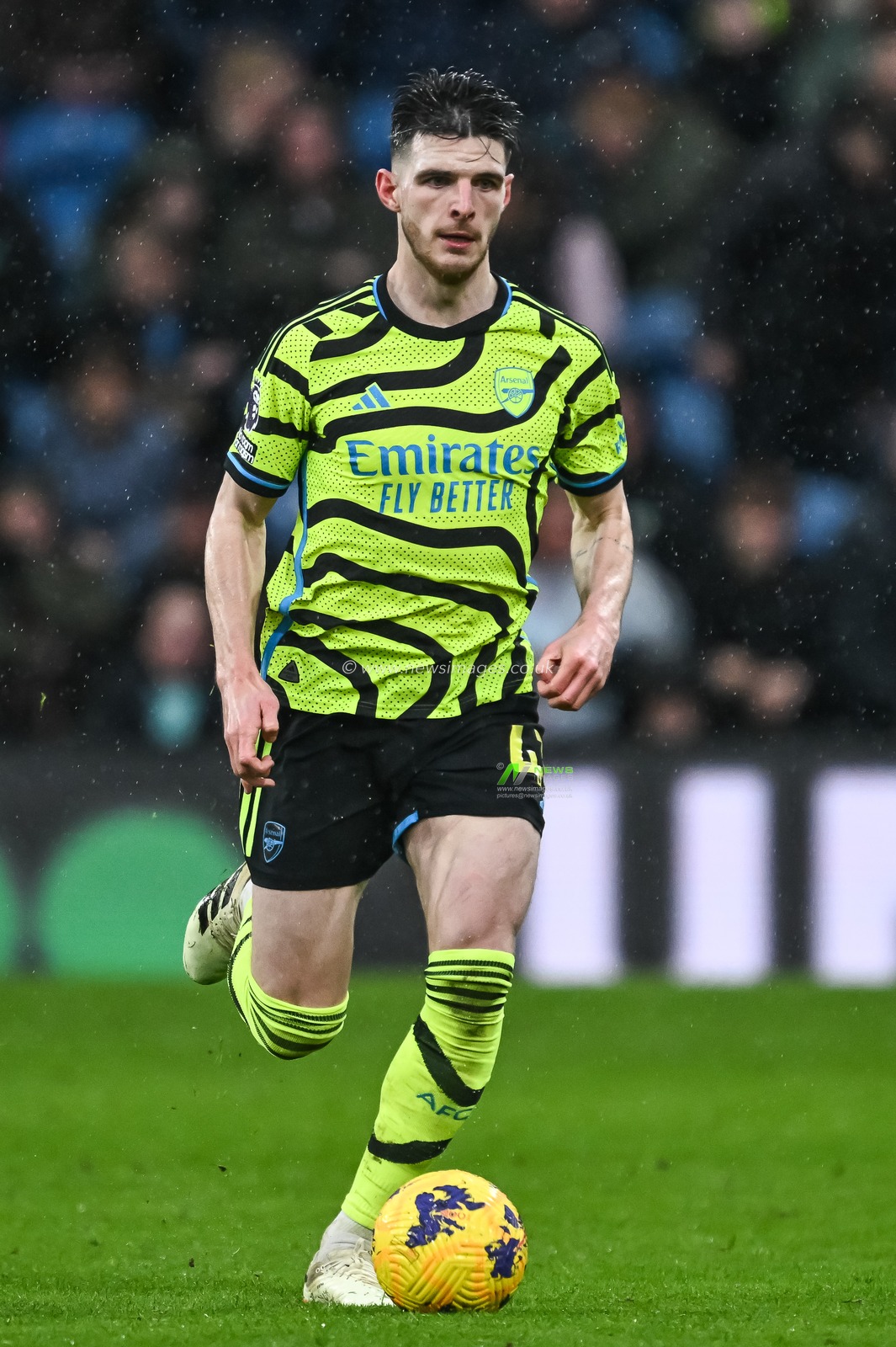 Declan Rice of Arsenal makes a break with the ball during the Premier League match Burnley vs Arsenal at Turf Moor, Burnley, United Kingdom, 17th February 2024

(Photo by Craig Thomas/News Images)