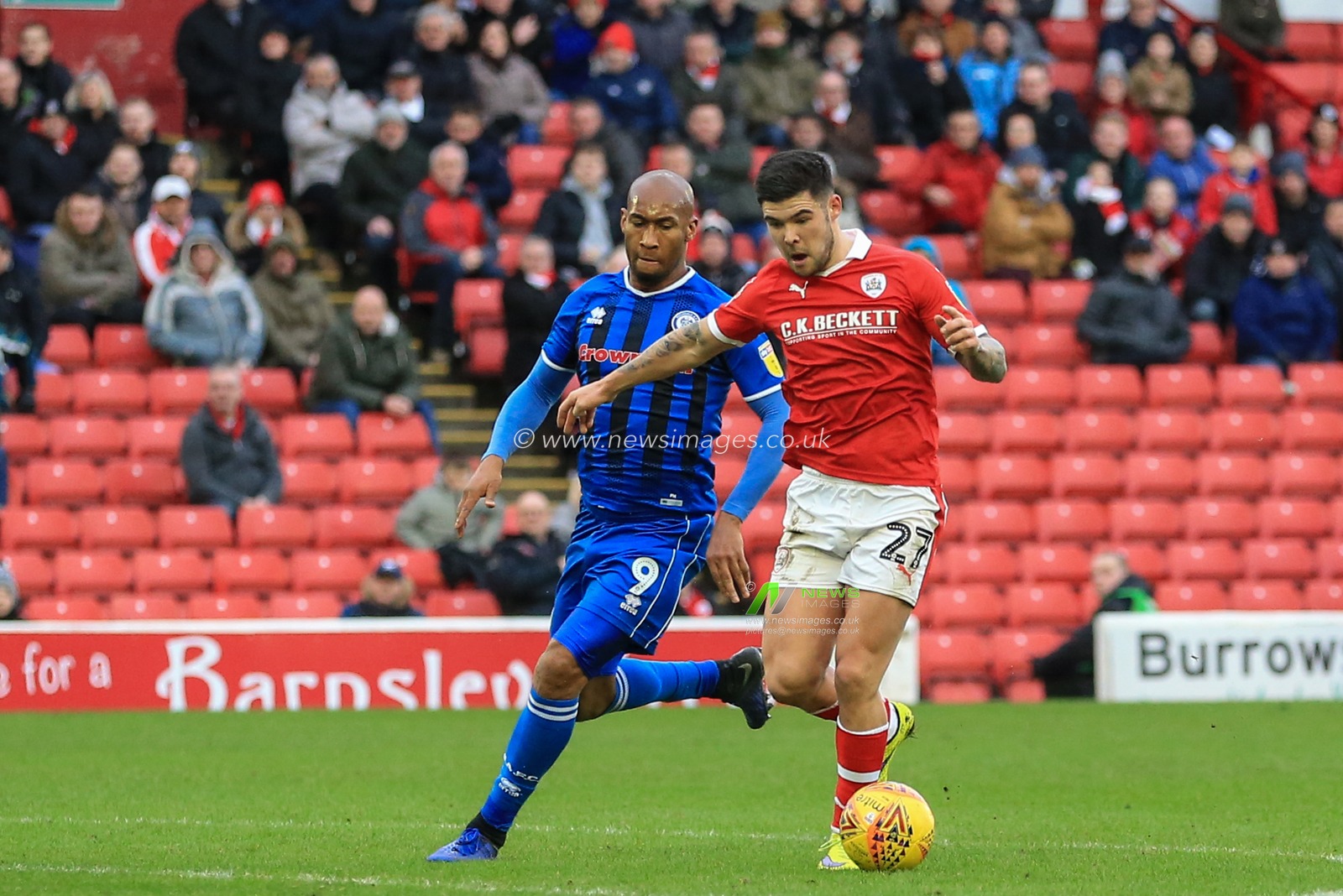 26th January 2019, Oakwell, Barnsley, England; Sky Bet League One, Barnsley vs Rochdale ; Alex Mowatt (27) of Barnsley holds off Calvin Andrew (9) of Rochdale 


Credit: Mark Cosgrove/News Images

English Football League images are subject to DataCo Licence
