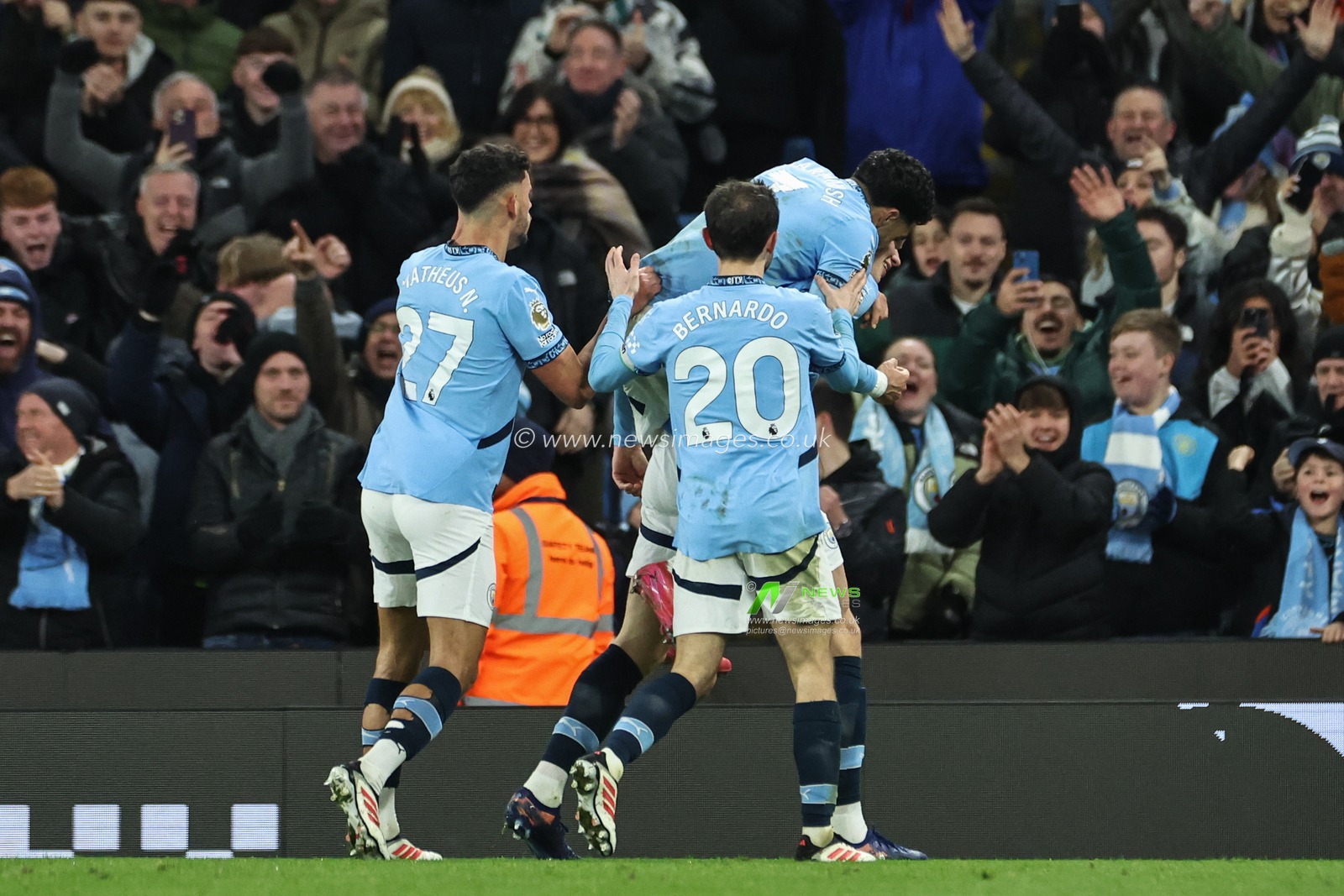 Erling Haaland of Manchester City celebrates his goal to make it 2-1 during the Premier League match Manchester City vs Chelsea at Etihad Stadium, Manchester, United Kingdom, 25th January 2025

(Photo by Mark Cosgrove/News Images)