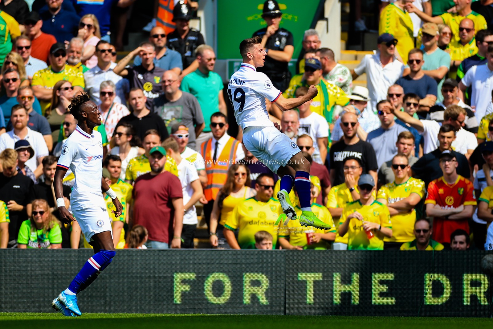 24th August 2019, Carrow Road, Norwich, England ; Premier League Football, Norwich City vs Chelsea  : Mason Mount (19) of Chelsea celebrates his goal to make it 1-2.


Credit: Georgie Kerr/News Images


Premier League/EFL Football images are subject to DataCo Licence
