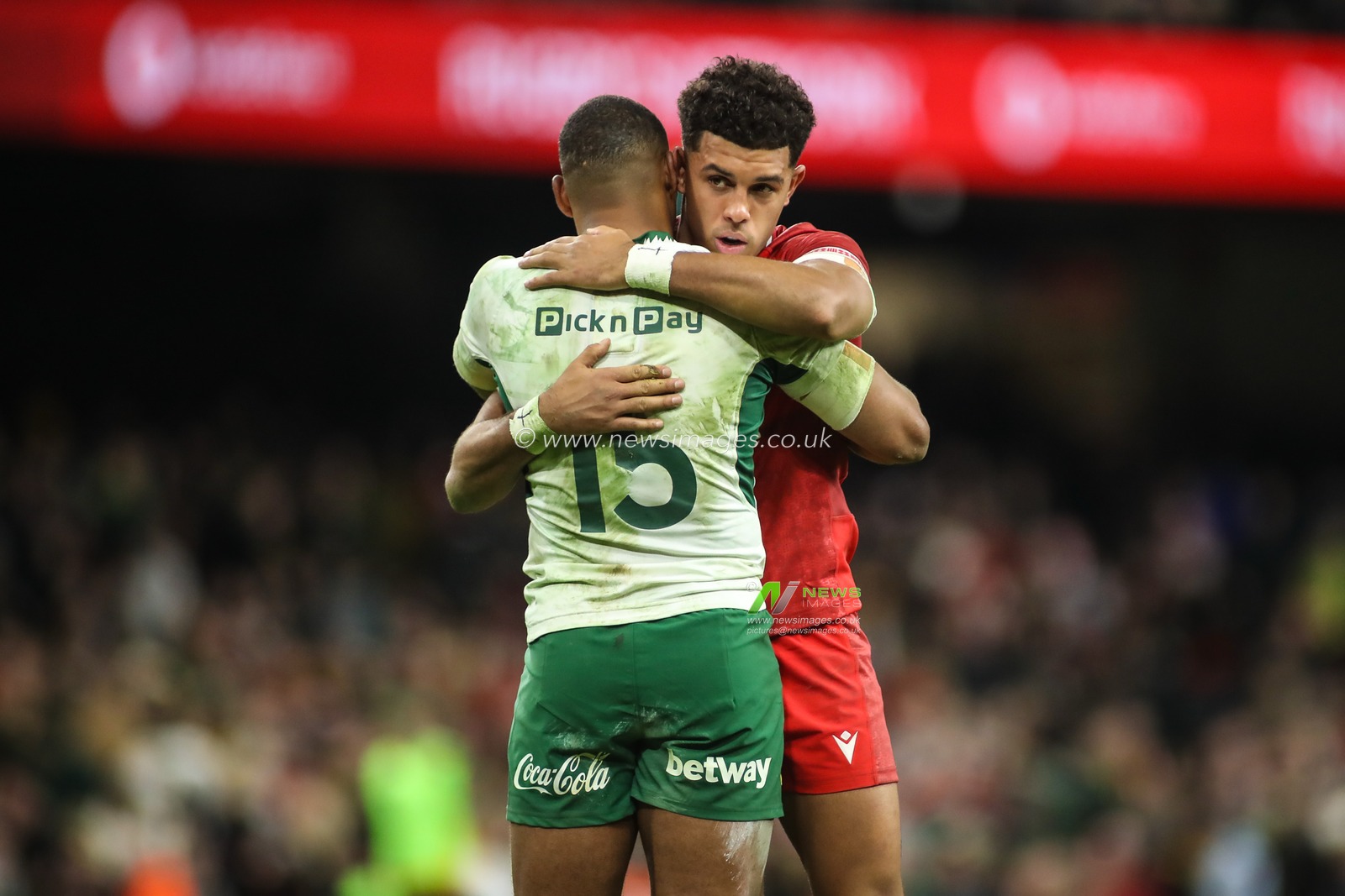 Rio Dyer of Wales and Damian Willemse of South Africa embrace at the final whistle during the Quilter Nations Series 2025 match Wales vs South Africa at Principality Stadium, Cardiff, United Kingdom, 29th November 2025

(Photo by Andrew Lewis/News Images)

*** GER AUT SUI OUT ***