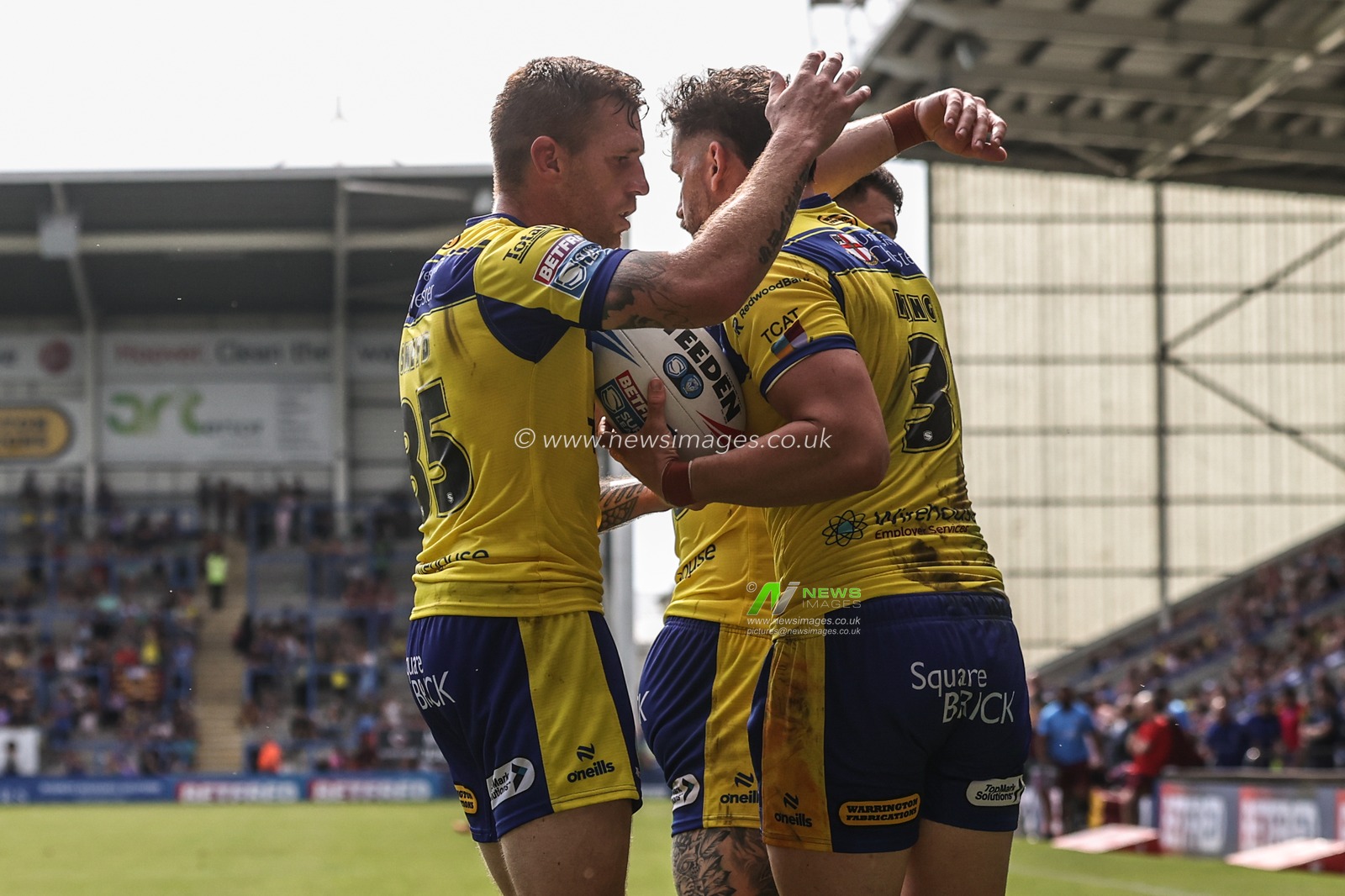 Toby King of Warrington Wolves celebrates his try during the Betfred Super League round 15 match Warrington Wolves vs Huddersfield Giants at Halliwell Jones Stadium, Warrington, United Kingdom, 21st June 2025

(Photo by Alfie Cosgrove/News Images)