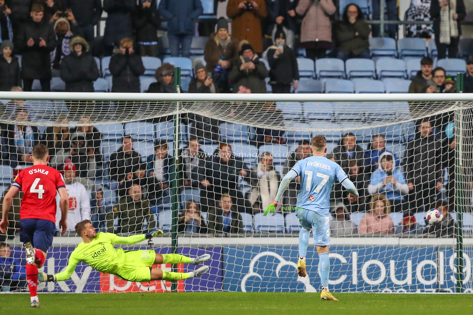 Viktor GyÃ¶keres #17 of Coventry City scores a goal to make it 1-0 during the Sky Bet Championship match Coventry City vs West Bromwich Albion at Coventry Building Society Arena, Coventry, United Kingdom, 21st December 2022

(Photo by Gareth Evans/News Images)