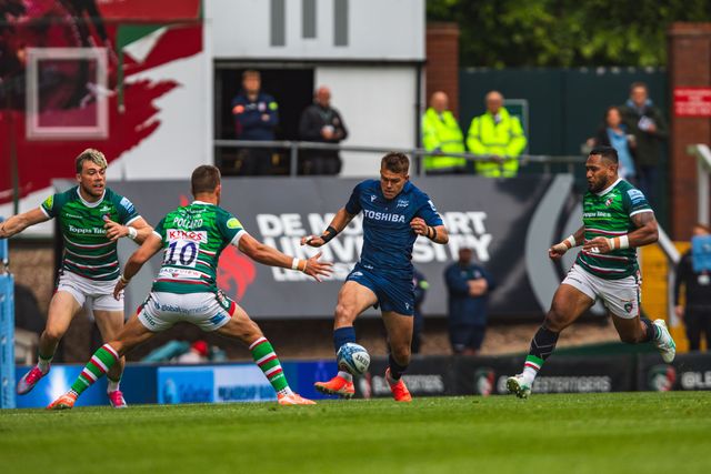 Handré Pollard of Leicester Tigers and Tom Roebuck of Sale Sharks during the Gallagher Premiership Play-off Semi-final Leicester Tigers vs Sale Sharks at Mattioli Woods Welford Road Stadium, Leicester, United Kingdom, 7th June 2025

(Photo by Craig Evans/News Images)