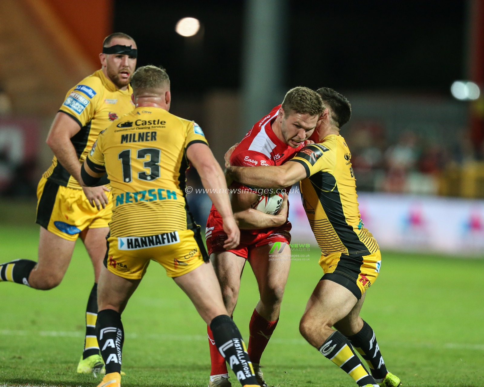 Matt Parcell (9) of Hull KR runs at the Castleford defence