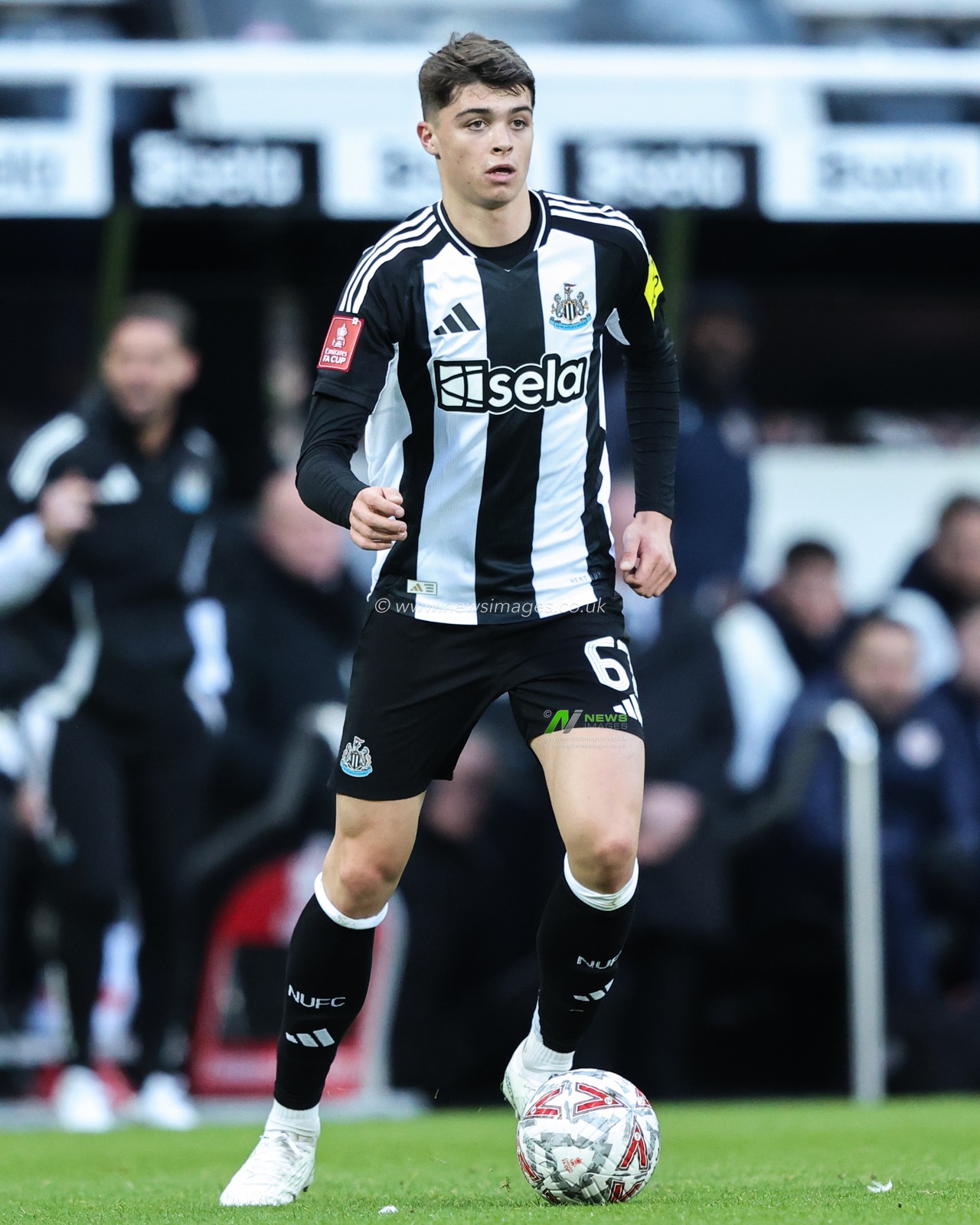 Lewis Miley of Newcastle United in action during the Emirates FA Cup 3rd Round match Newcastle United vs Bromley FC at St. James's Park, Newcastle, United Kingdom, 12th January 2025

(Photo by Alfie Cosgrove/News Images)