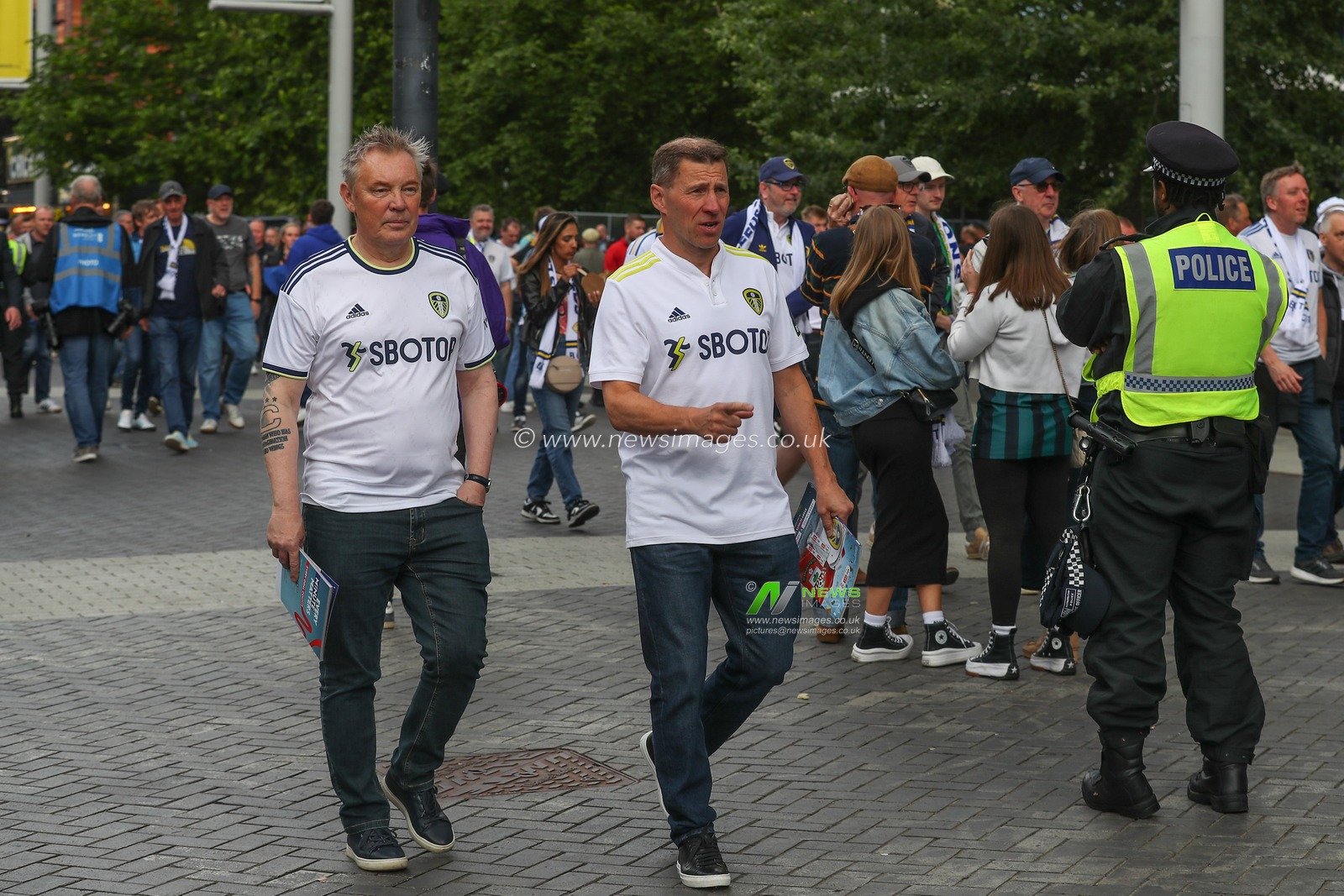 Leeds fans arrive at Wembley during the Sky Bet Championship Play-Off Final match Leeds United vs Southampton at Wembley Stadium, London, United Kingdom, 26th May 2024

(Photo by Gareth Evans/News Images)