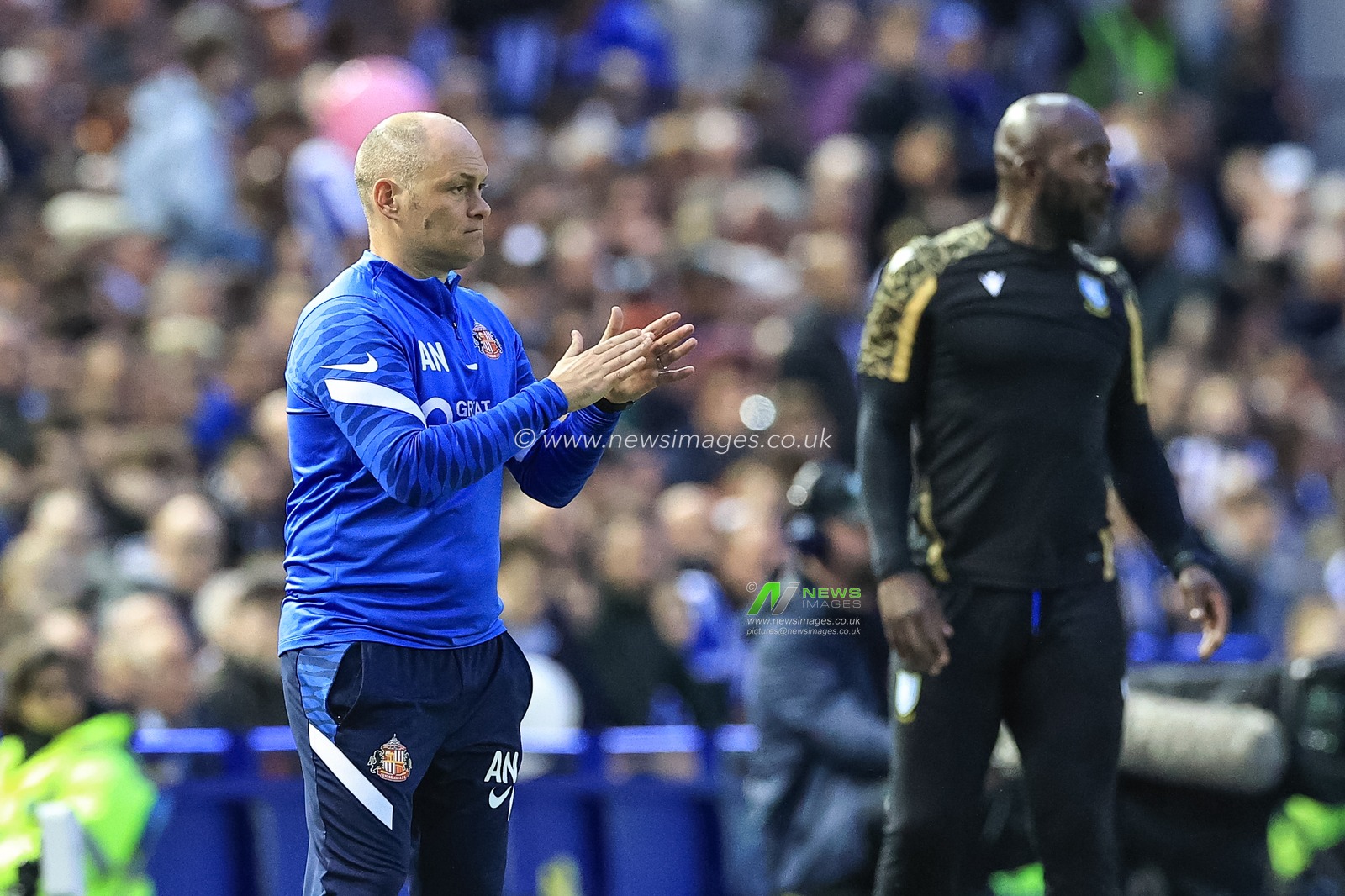 Alex Neil manager of Sunderland gives his team instructions