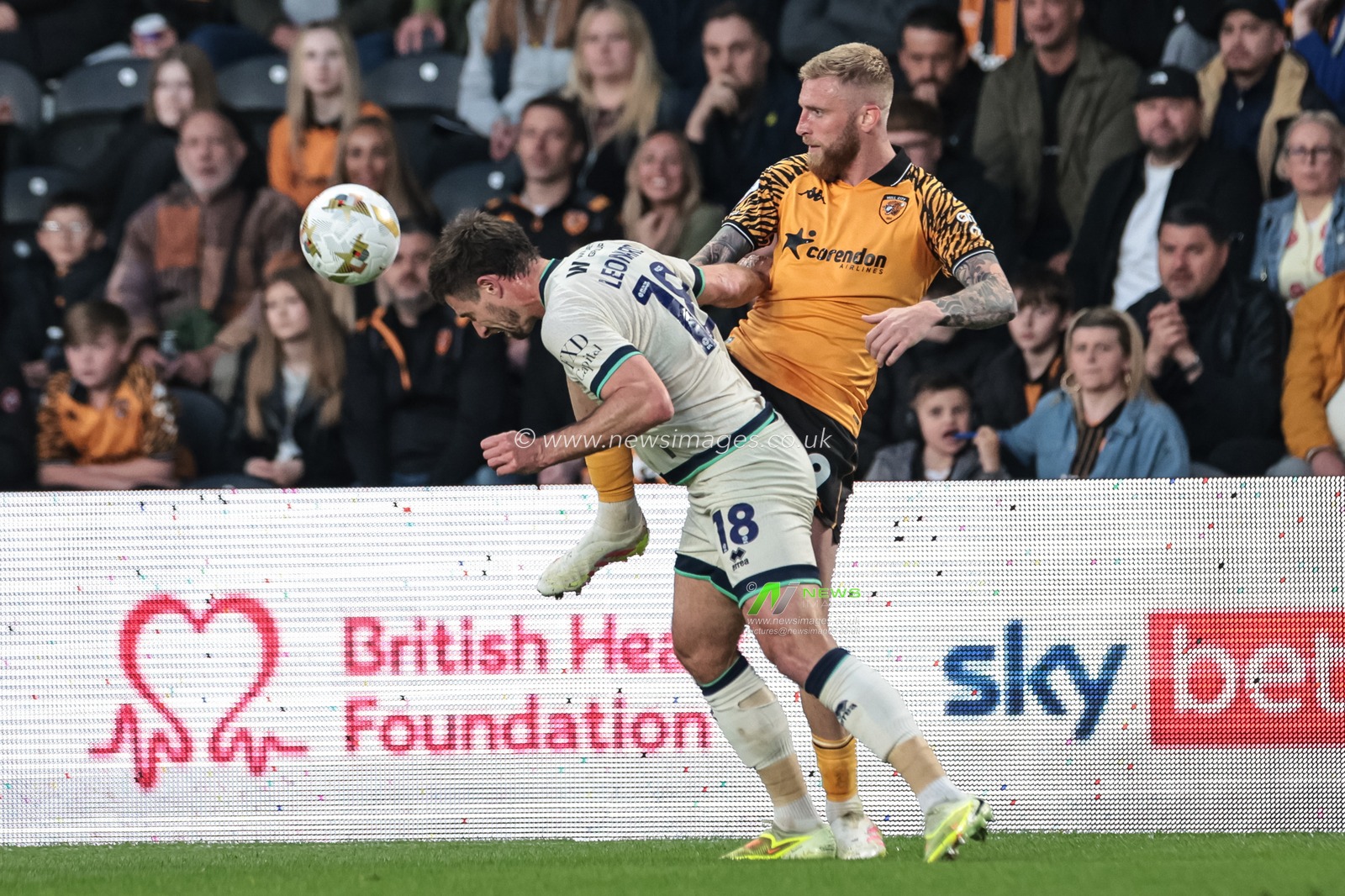 Ryan Leonard of Millwall wins the ball from Oliver McBurnie of Hull City during the Sky Bet Championship Play-Offs Semi-Final first leg Hull City v Millwall at MKM Stadium, Hull, United Kingdom on 08 May 2026

(Photo by Mark Cosgrove/News Images)
