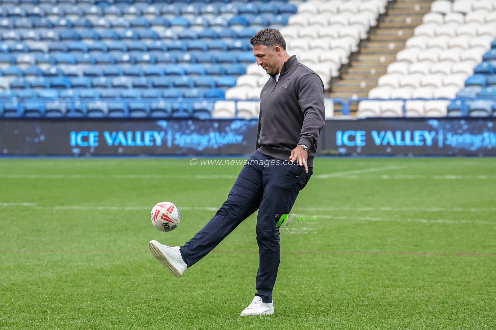 Sam Burgess Head Coach of Warrington Wolves with the ball during the Betfred Super League Round 1 match Huddersfield Giants vs Warrington Wolves at John Smith's Stadium, Huddersfield, United Kingdom, 16th February 2025

(Photo by Mark Cosgrove/News Images)
