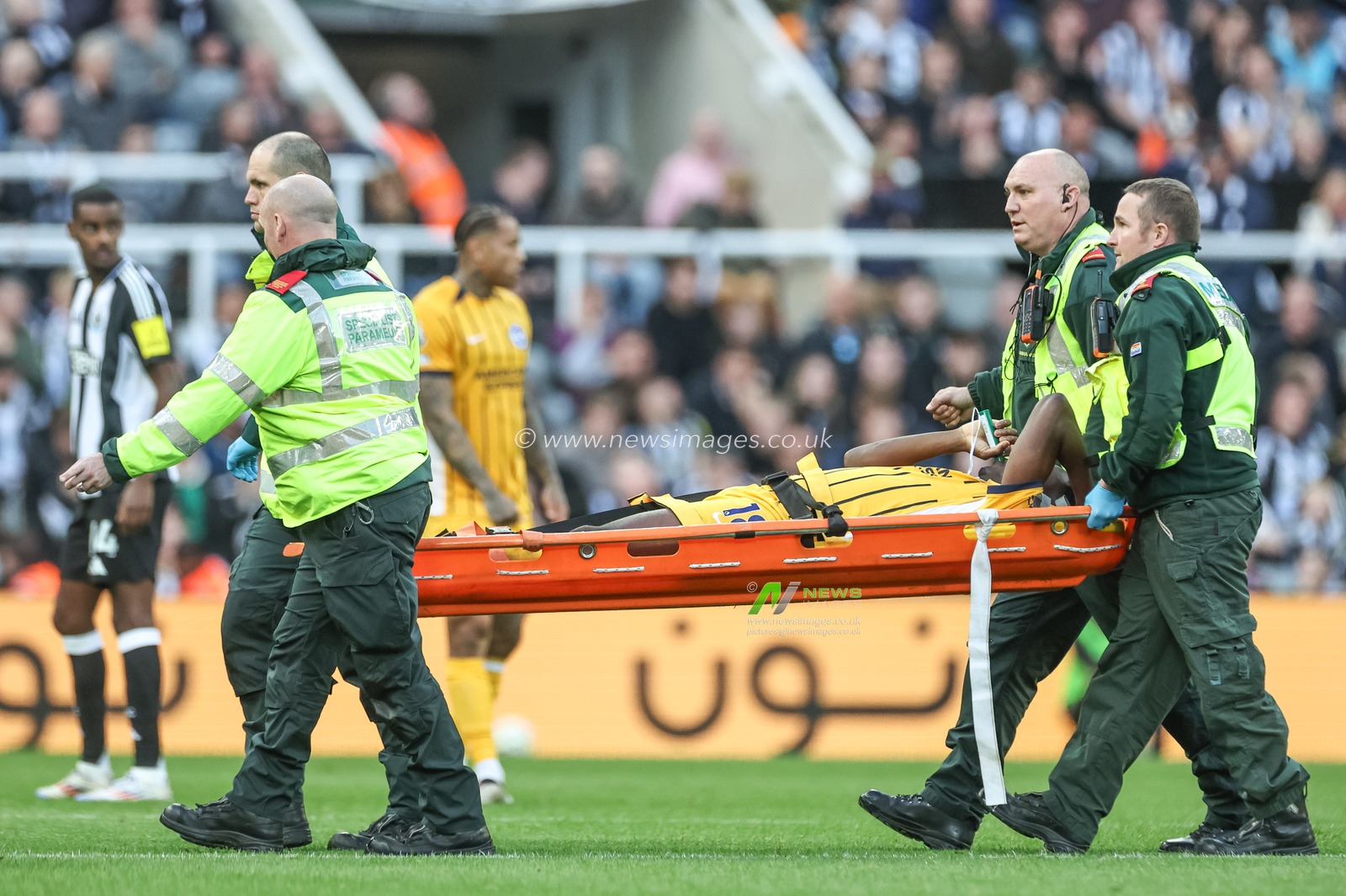 Danny Welbeck of Brighton & Hove Albion berating on gas and air as heâ€™s stretchered off during the Premier League match Newcastle United vs Brighton and Hove Albion at St. James's Park, Newcastle, United Kingdom, 19th October 2024

(Photo by Mark Cosgrove/News Images)