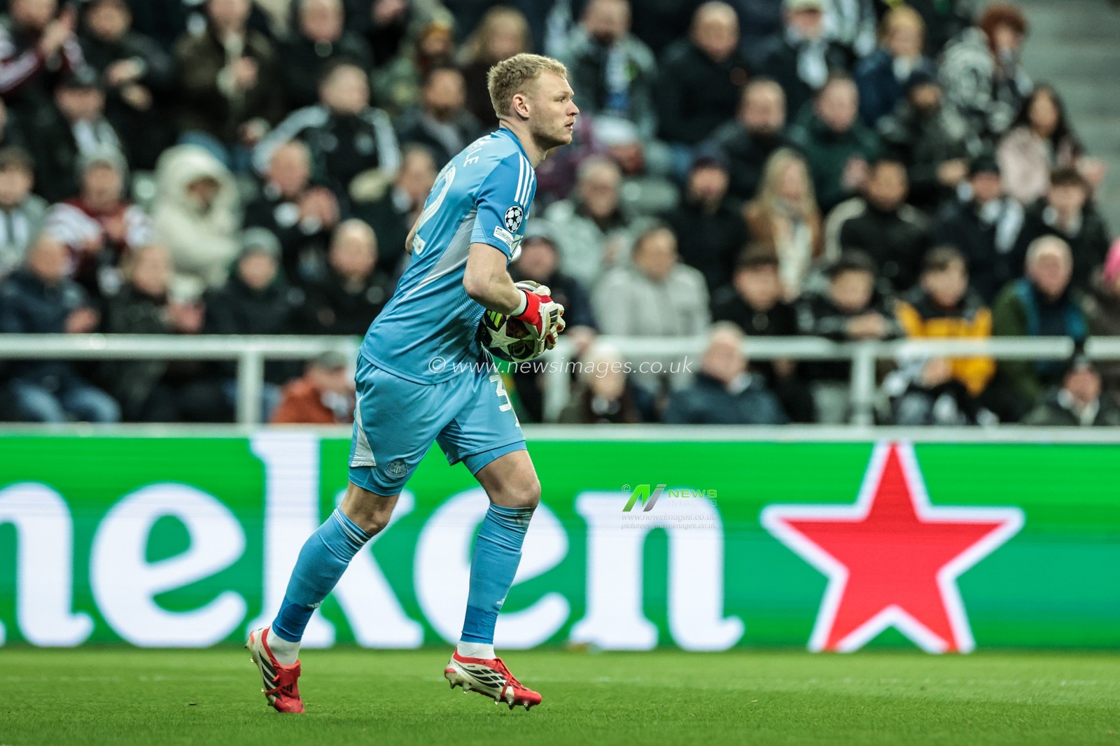 Newcastle Untied goalkeeper Aaron Ramsdale in action during the UEFA Champions League Last 16 match Newcastle Untied vs Barcelona at St. James's Park, Newcastle, United Kingdom on 10 March 2026

(Photo by Mark Cosgrove/News Images)