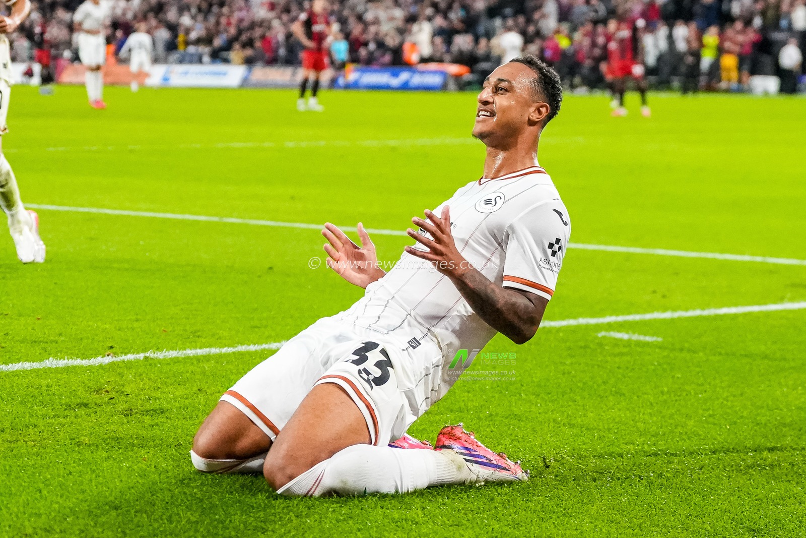 Adam Idah of Swansea City celebrates scoring his teams second goal during the Sky Bet Championship match Swansea City vs Watford at Swansea.com Stadium, Swansea, United Kingdom on 01 September 2026

(Photo by Andrew Lewis/News Images)