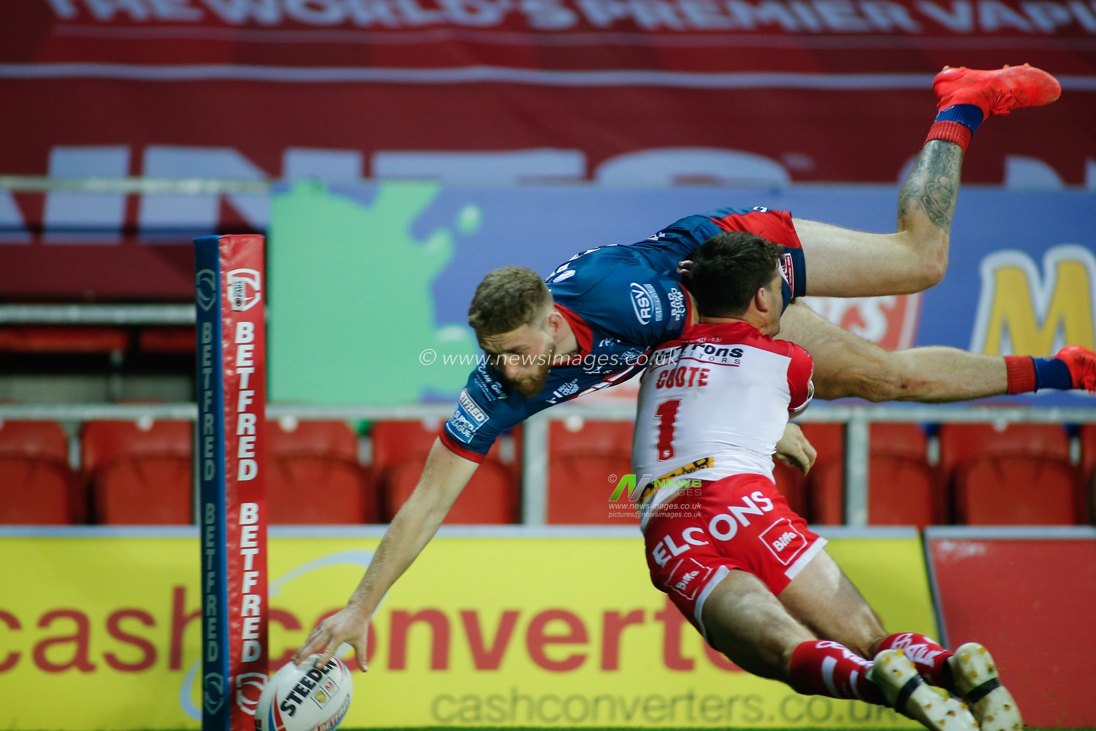 Ethan Ryan (23) of Hull KR scores the try.
