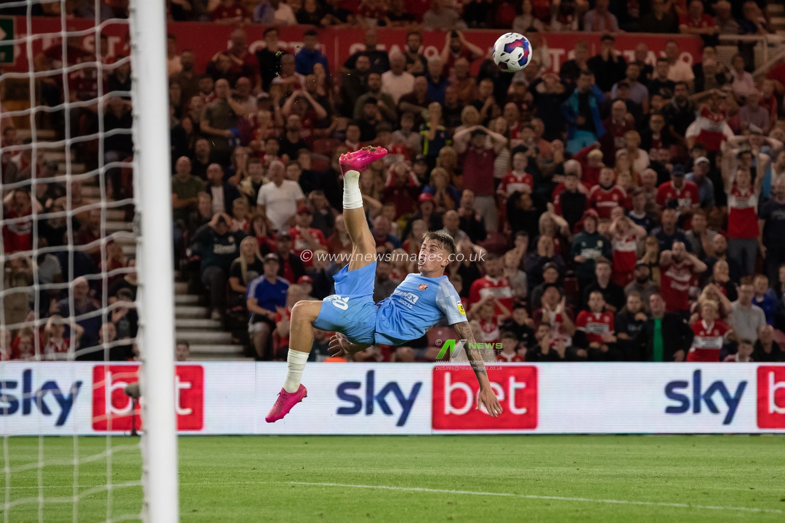 Jack Clarke #20 of Sunderland with an overhead kick during the Sky Bet Championship match Middlesbrough vs Sunderland at Riverside Stadium, Middlesbrough, United Kingdom, 5th September 2022

(Photo by James Heaton/News Images)