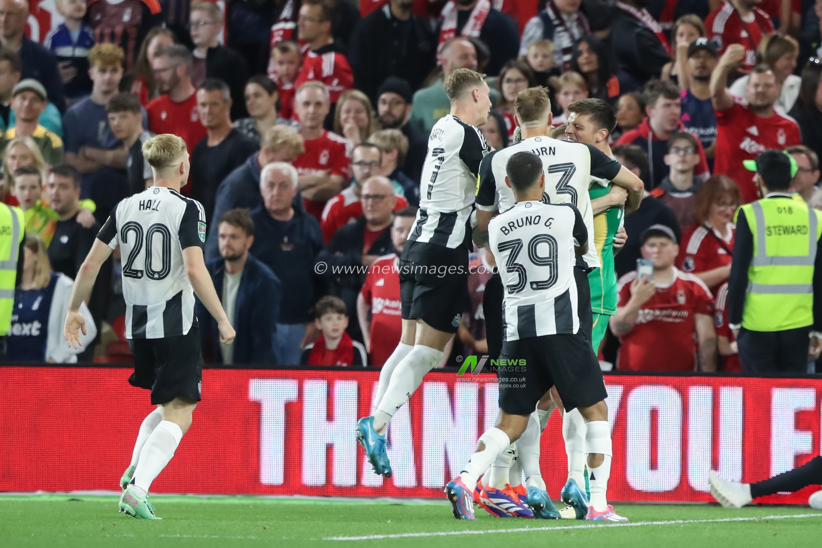Newcastle United celebrates their penalty shootout win during the Carabao Cup match Nottingham Forest vs Newcastle United at City Ground, Nottingham, United Kingdom, 28th August 2024

(Photo by Alfie Cosgrove/News Images)