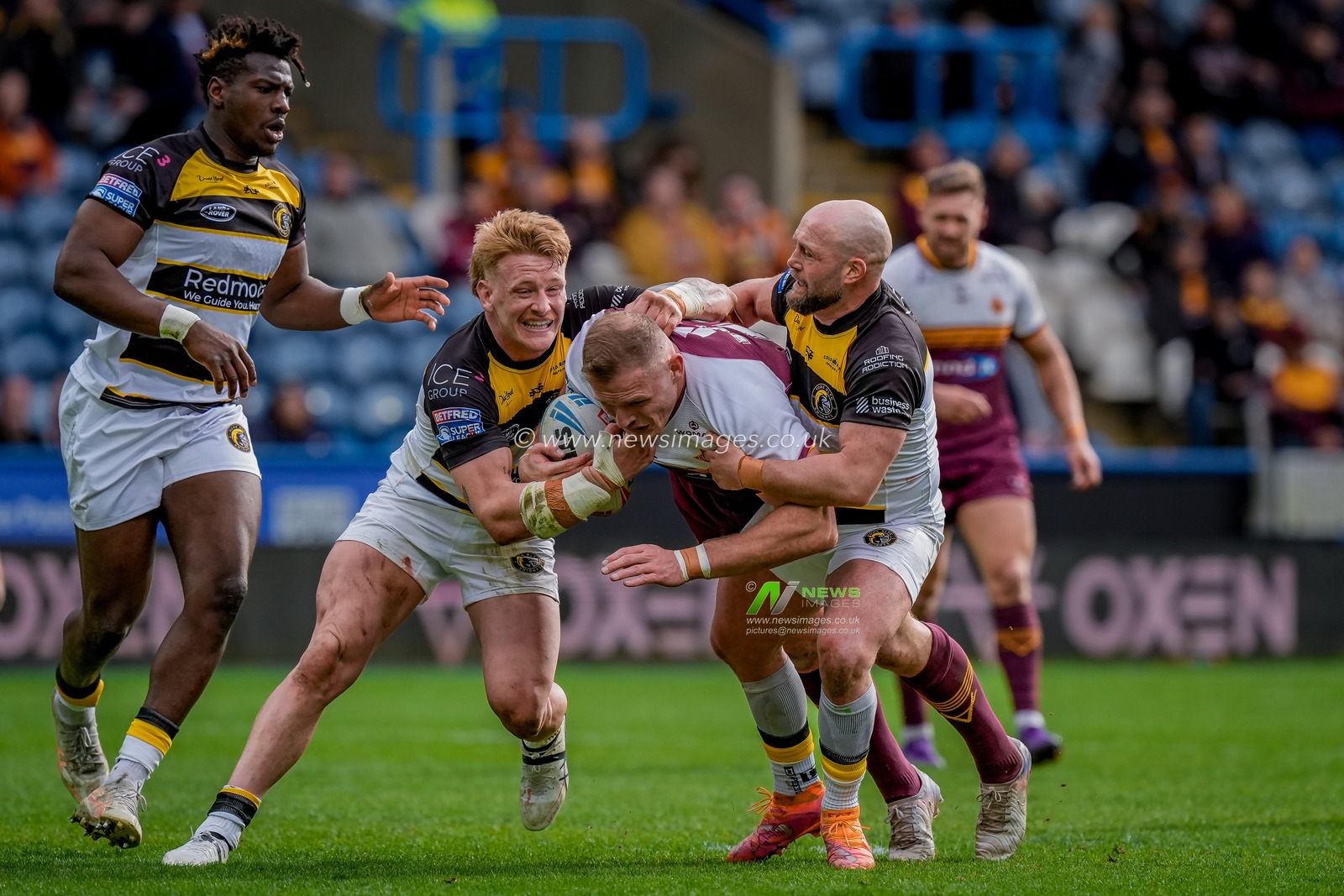 Zac Woolford of Huddersfield Giants is tackled by Paul McShane of York Knights during the Betfred Super League round 7 match Huddersfield Giants vs York Knights at Accu Stadium, Huddersfield, United Kingdom on 04 April 2026

(Photo by Maynard Manyowa/News Images)