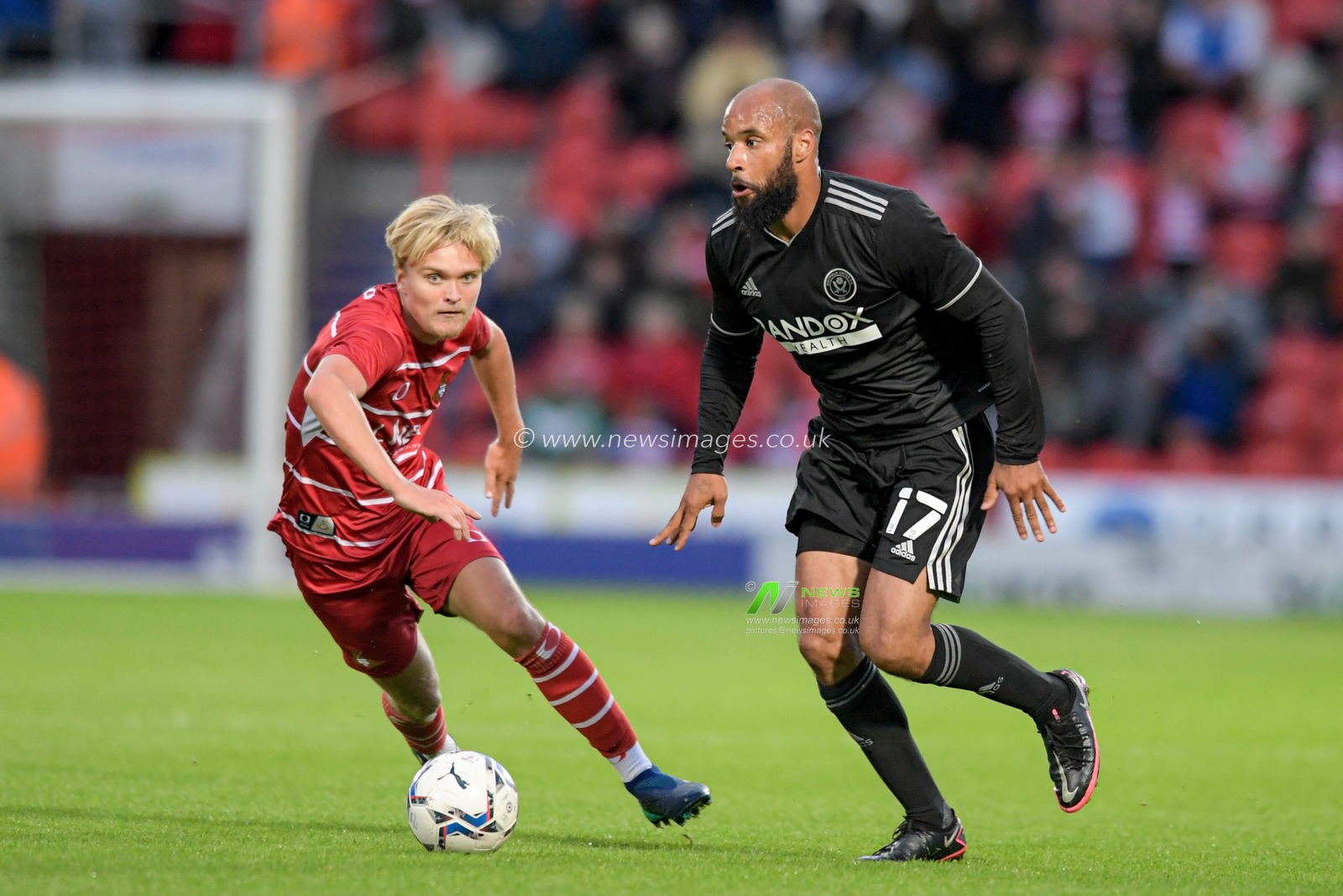 David McGoldrick #17 of Sheffield United starts an attacking move