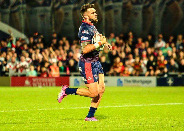 Kyle Feldt of St. Helens runs in a solo try during the Betfred Super League round 21 match Wakefield Trinity vs St Helens at DIY Kitchens Stadium, Wakefield, United Kingdom, 8th August 2025

(Photo by Richard Bierton/News Images)