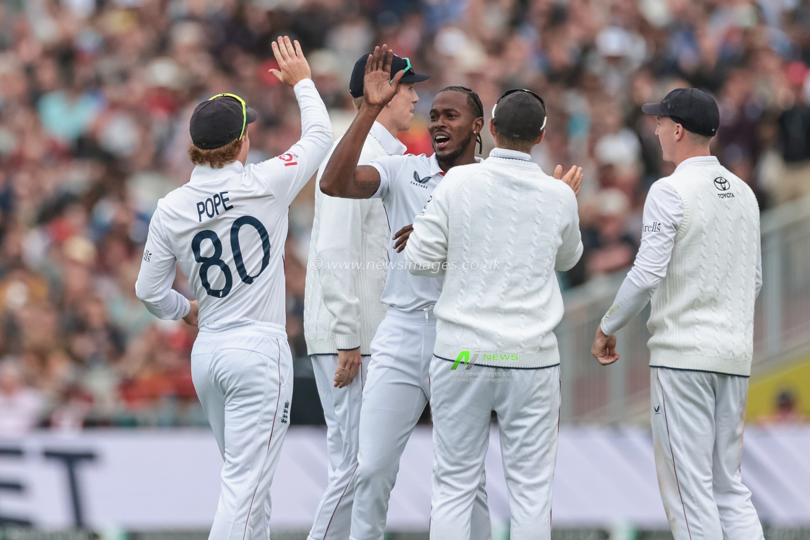 Jofra Archer of England celebrates the wicket of Ravindra Jadeja of India during the 4th Rothesay Test Match match Day 2 England vs India at Old Trafford Cricket Ground, Manchester, United Kingdom, 24th July 2025

(Photo by Mark Cosgrove/News Images)