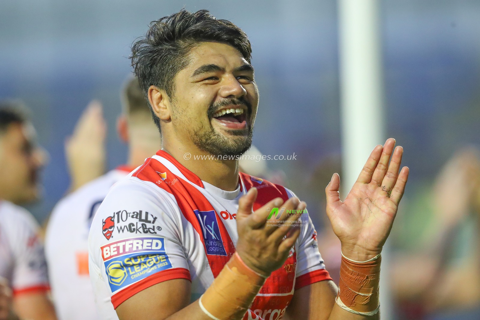 James Bell #19 of St Helens celebrates his teams win after the Betfred Super League Round 18 match Warrington Wolves vs St Helens at Halliwell Jones Stadium, Warrington, United Kingdom, 7th July 2023

(Photo by Gareth Evans/News Images)
