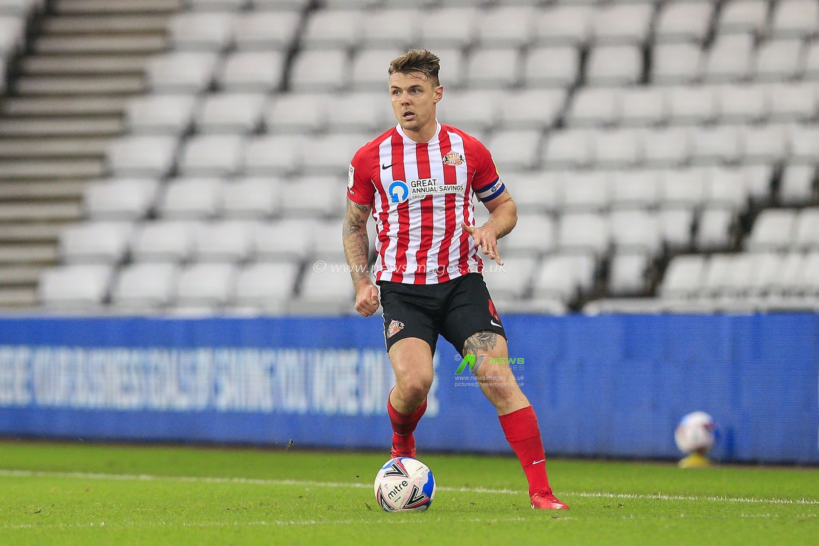 Max Power #6 of Sunderland in possession of the ball