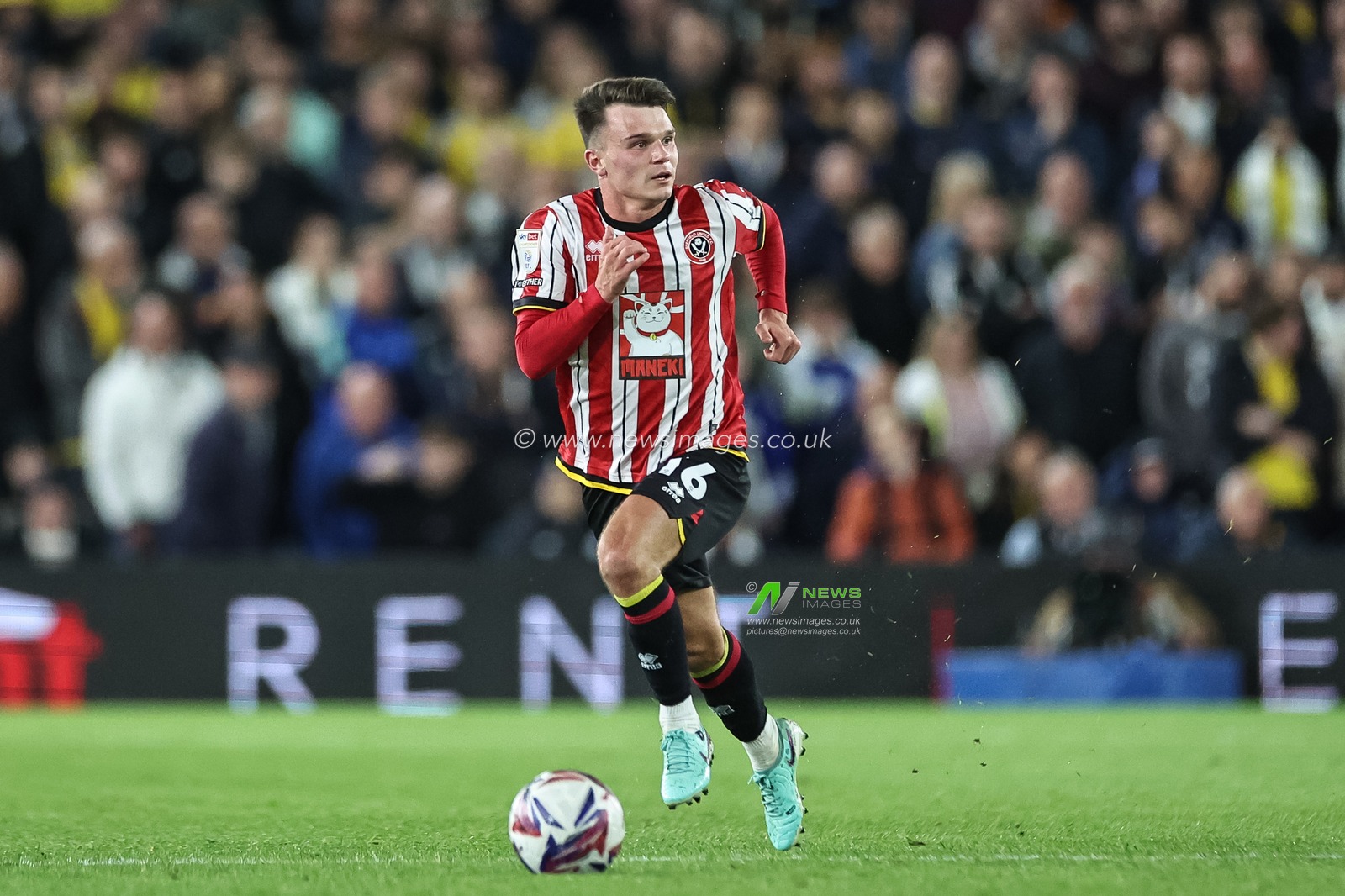 Jamie Shackleton of Sheffield United breaks with the ball during the Sky Bet Championship match Leeds United vs Sheffield United at Elland Road, Leeds, United Kingdom, 18th October 2024

(Photo by Mark Cosgrove/News Images)