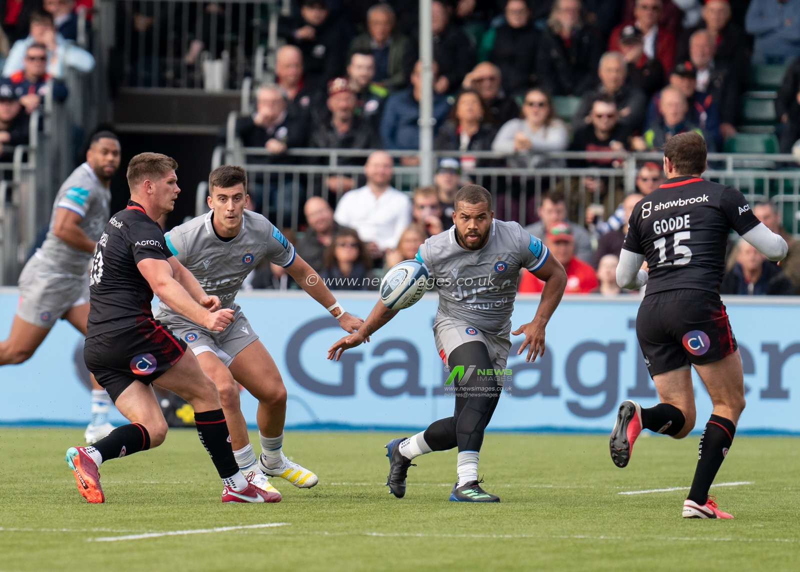 Owen Farrell #10 of Saracens passes the ball to  Alex Goode #15 of Saracens during the Gallagher Premiership match Saracens vs Bath Rugby at StoneX Stadium, London, United Kingdom, 15th October 2022

(Photo by Richard Washbrooke/News Images)
