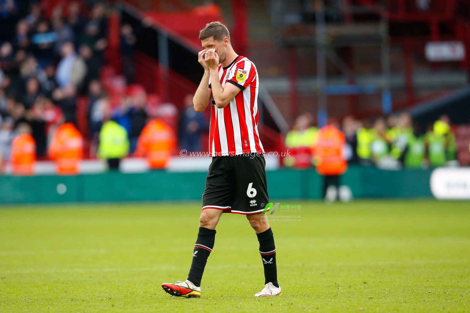 Chris Basham #6 of Sheffield United reacts after the Sky Bet Championship match Sheffield United vs Birmingham City at Bramall Lane, Sheffield, United Kingdom, 1st October 2022

(Photo by Ben Early/News Images)