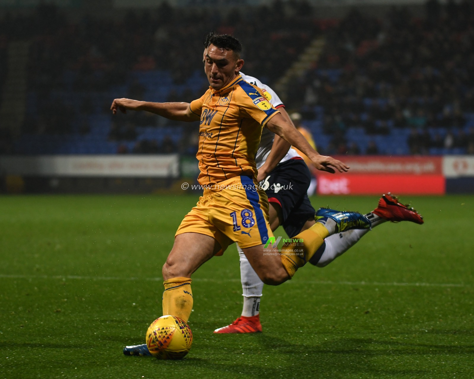 1st December 2018, University of Bolton Stadium, Bolton, England; Sky Bet Championship, Bolton v Wigan ; Gary Roberts of Wigan Athletic has a shot on goal


Credit: Richard Long/News Images

English Football League images are subject to DataCo Licence