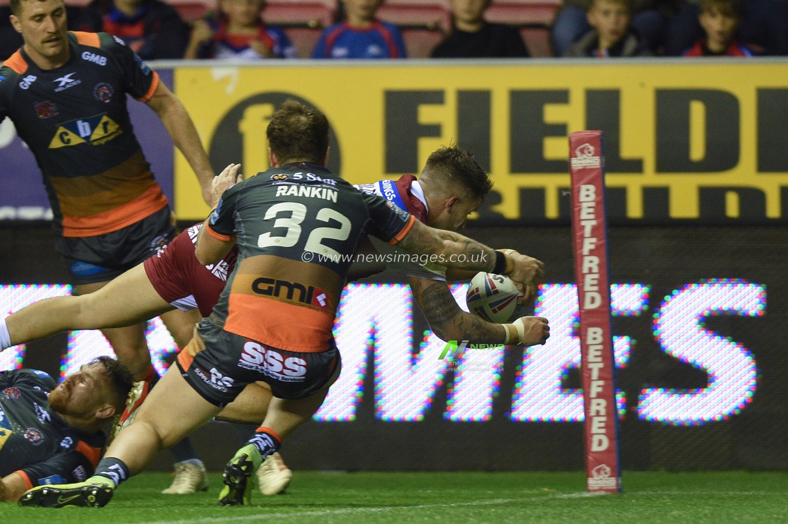 12th September 2019 , DW Stadium, Wigan, England;  Betfred Super League Rugby, Round 29, Wigan Warriors vs Castleford Tigers ; Oliver Gildart (4) of Wigan Warriors scores a try in the corner

Credit: Richard Long/News Images