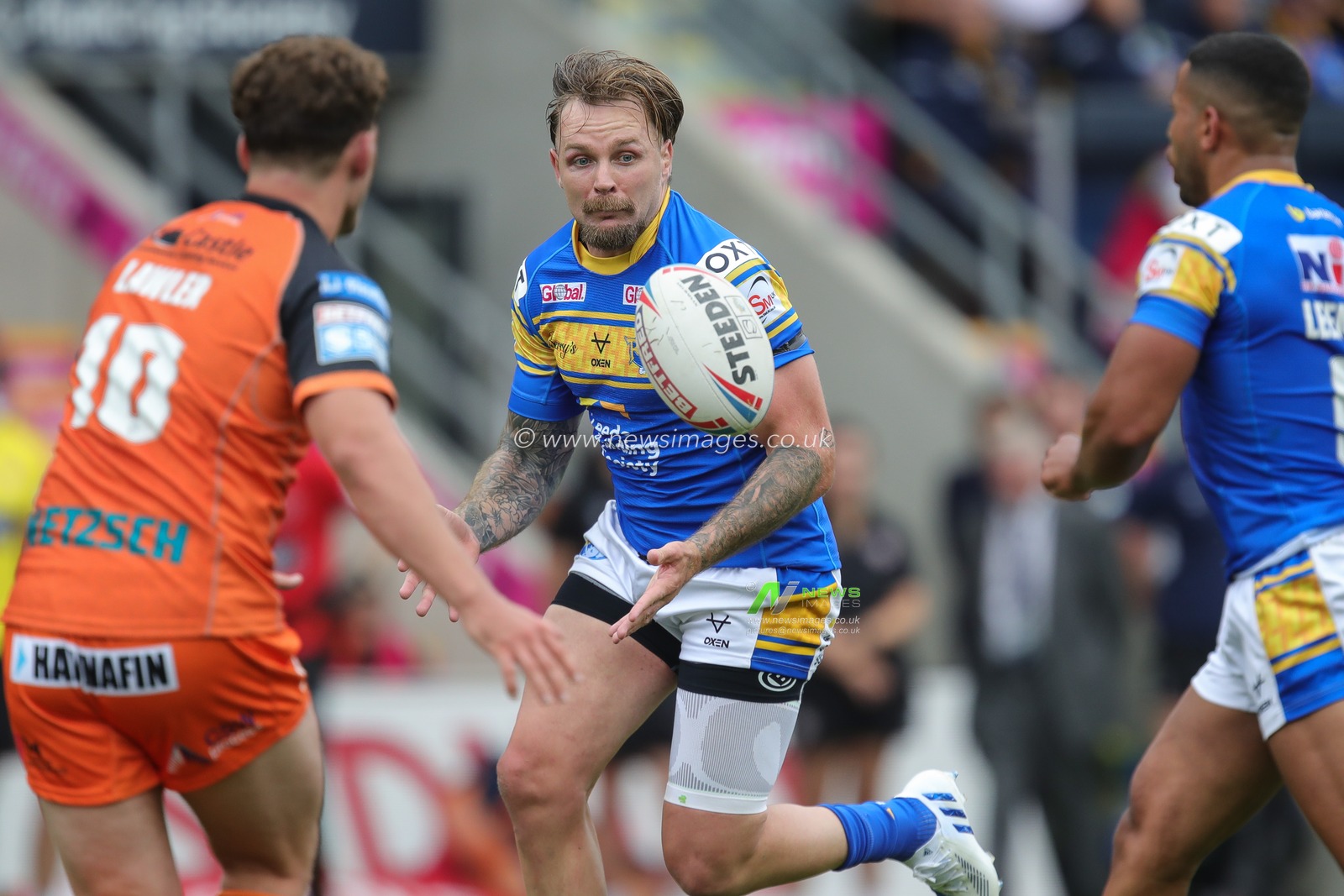 Blake Austin #6 of Leeds Rhinos in action during the Betfred Super League match Leeds Rhinos vs Castleford Tigers at Headingley Stadium, Leeds, United Kingdom, 3rd September 2022

(Photo by James Heaton/News Images)