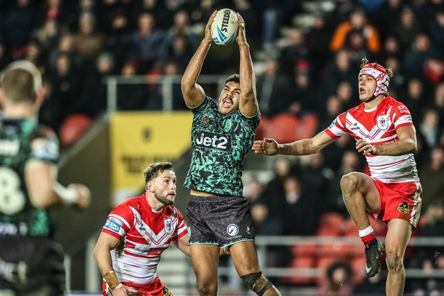 Jacob Alick-Wiencke of Leigh Leopards jumps up to win the high ball during the Betfred Super League match St Helens vs Leigh Leopards at The BrewDog Stadium, St Helens, United Kingdom on 20 February 2026

(Photo by Alfie Cosgrove/News Images)