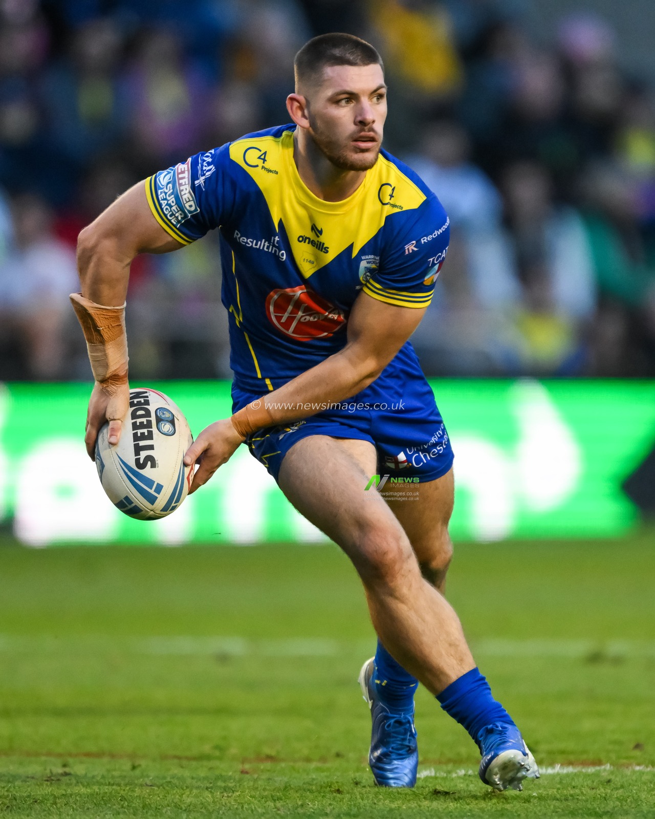 Danny Walker of Warrington Wolves makes a break during the Betfred Super League play-off Eliminator 2 Warrington Wolves v St Helens at Halliwell Jones Stadium, Warrington, United Kingdom, 28th September 2024

(Photo by Craig Thomas/News Images)