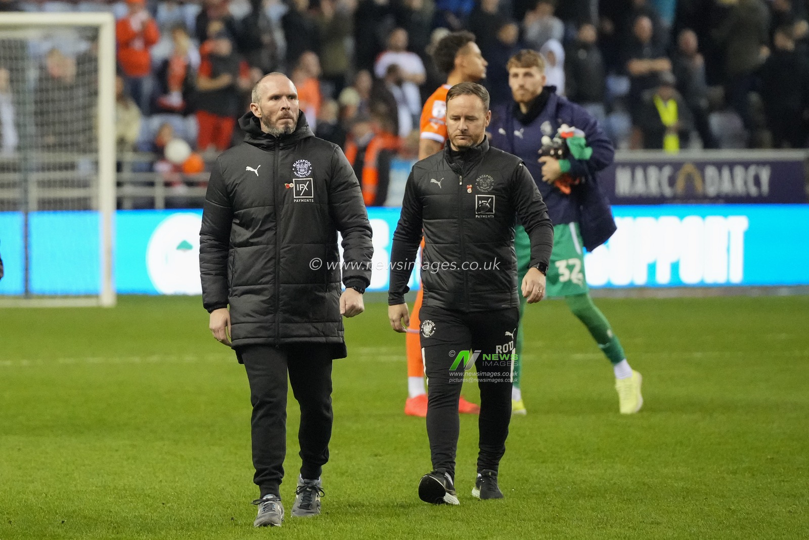 Michael Appleton manager of Blackpool leaves the field after defeat to Wigan during the Sky Bet Championship match Wigan Athletic vs Blackpool at DW Stadium, Wigan, United Kingdom, 12th November 2022

(Photo by Steve Flynn/News Images)