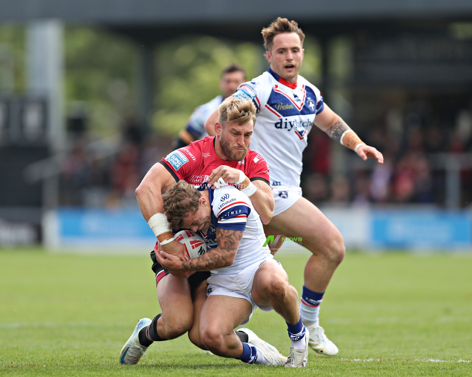 Jack Ormonroyd of Salford Red Devils pressures  Harvey Smith of Wakefield Trinity the Betfred Super League match Wakefield Trinity vs Salford Red Devils at DIY Kitchens Stadium, Wakefield, United Kingdom, 25th May 2025

(Photo by Sam Eaden/News Images)