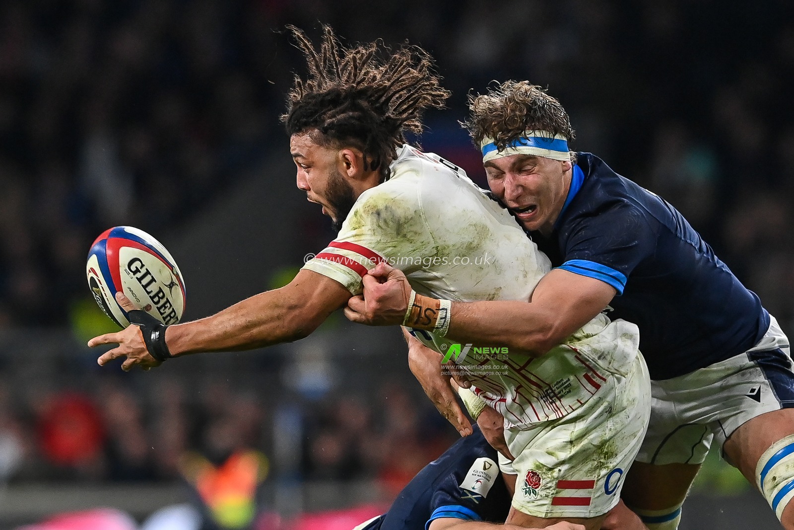 Lewis Ludlam of England offloads the ball despite the tackle of Jamie Ritchie of Scotland during the 2023 Guinness 6 Nations match England vs Scotland at Twickenham Stadium, Twickenham, United Kingdom, 4th February 2023

(Photo by Craig Thomas/News Images)