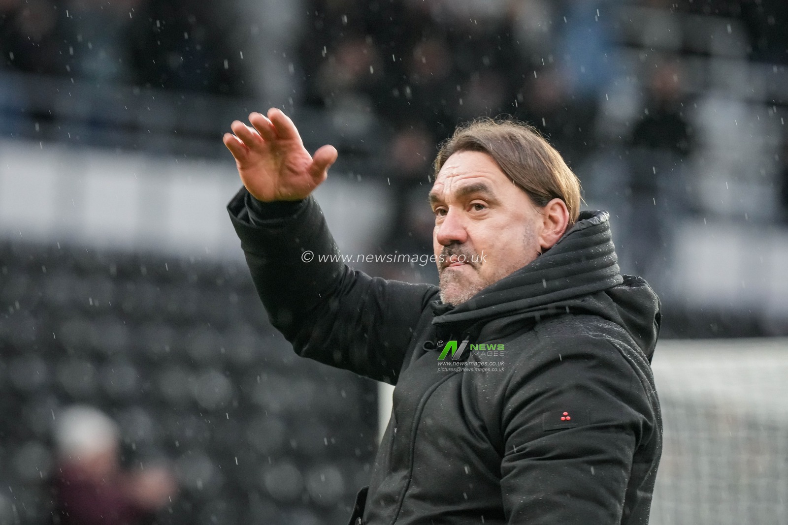 Leeds United manager Daniel Farke applauds the fans after the final whistle during the Emirates FA Cup Third Round match Derby County vs Leeds United at Pride Park Stadium, Derby, United Kingdom, 11th January 2026

(Photo by Maynard Manyowa/News Images)