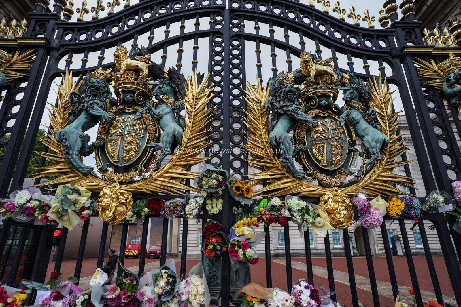 The gates of Buckingham Palace as mourners pay their respects after the passing of Her Majesty The Queen at Buckingham Palace, London, United Kingdom, 9th September 2022

(Photo by Richard Washbrooke/News Images)